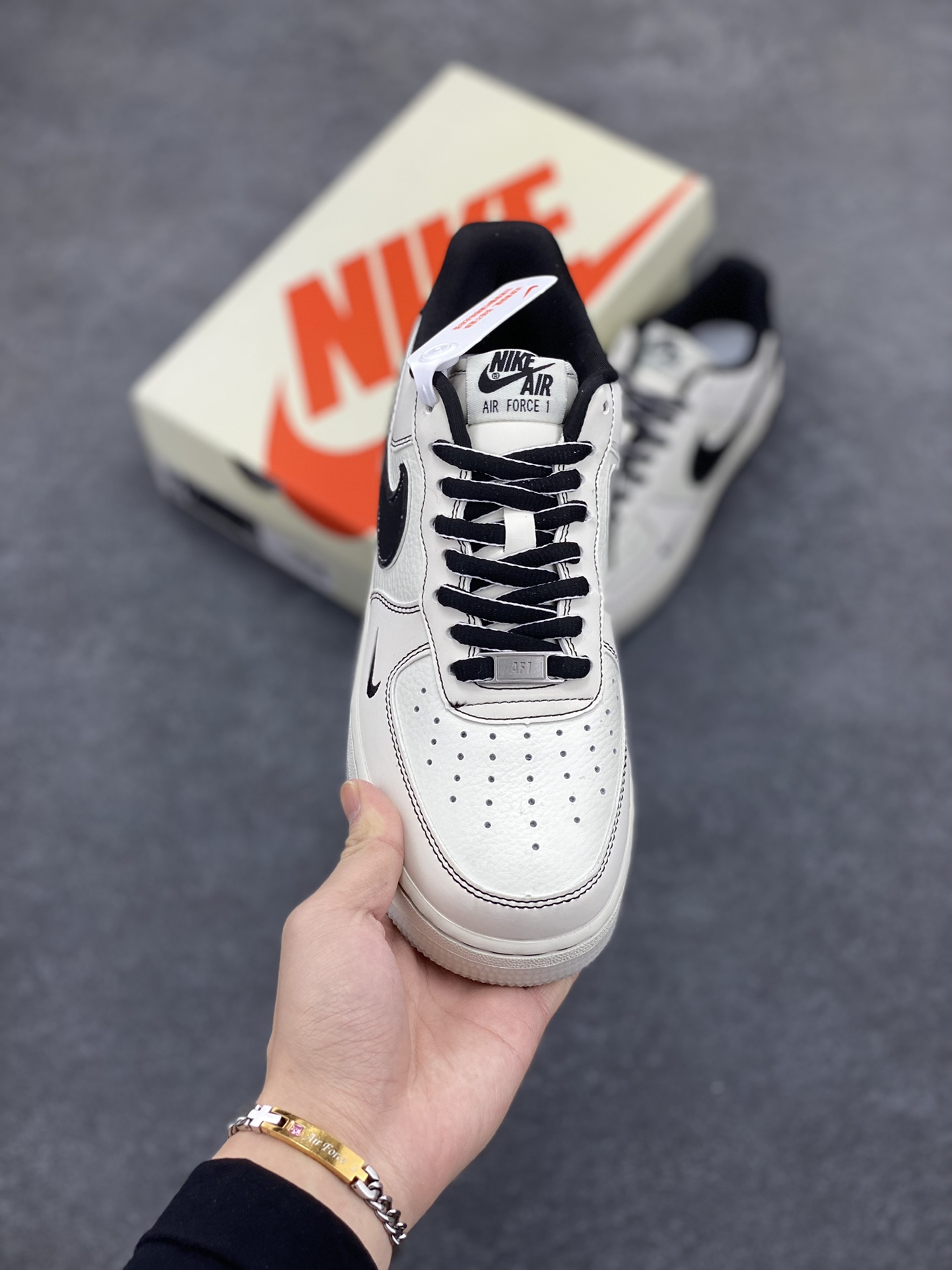 图片[2]-NIke Air Force 1 \’07 Low “NIKE联名–黑线双色底”空军一号 低帮 运动鞋 休闲鞋 折边针车 工艺难度大 原楦头原纸板 原装鞋盒 定制五金配件 内置全掌气垫 原厂鞋底 货号：CH6336-515 尺码：36 36.5 37.5 38 38.5 39 40 40.5 41 42 42.5 43 44 44.5 45-选品中心