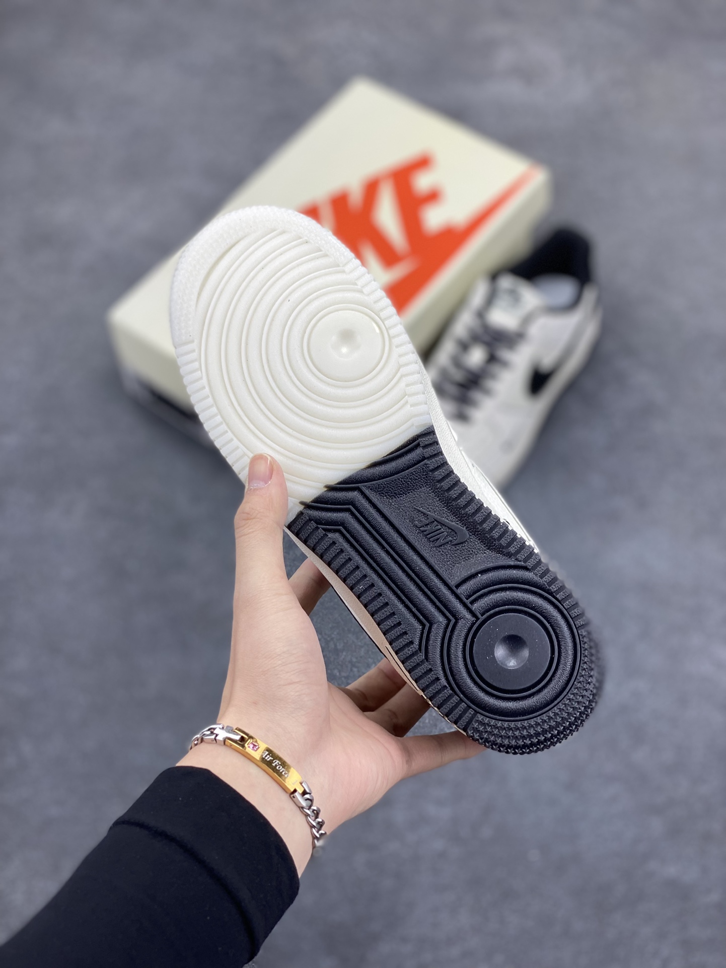 图片[5]-NIke Air Force 1 \’07 Low “NIKE联名–黑线双色底”空军一号 低帮 运动鞋 休闲鞋 折边针车 工艺难度大 原楦头原纸板 原装鞋盒 定制五金配件 内置全掌气垫 原厂鞋底 货号：CH6336-515 尺码：36 36.5 37.5 38 38.5 39 40 40.5 41 42 42.5 43 44 44.5 45-选品中心