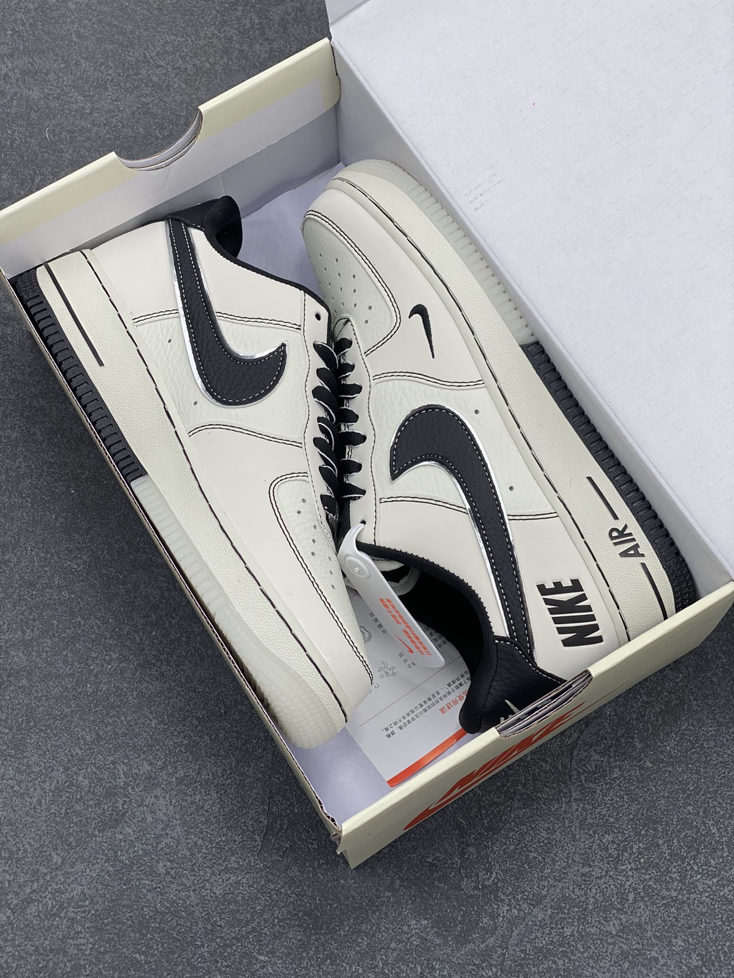 图片[9]-NIke Air Force 1 \’07 Low “NIKE联名–黑线双色底”空军一号 低帮 运动鞋 休闲鞋 折边针车 工艺难度大 原楦头原纸板 原装鞋盒 定制五金配件 内置全掌气垫 原厂鞋底 货号：CH6336-515 尺码：36 36.5 37.5 38 38.5 39 40 40.5 41 42 42.5 43 44 44.5 45-选品中心