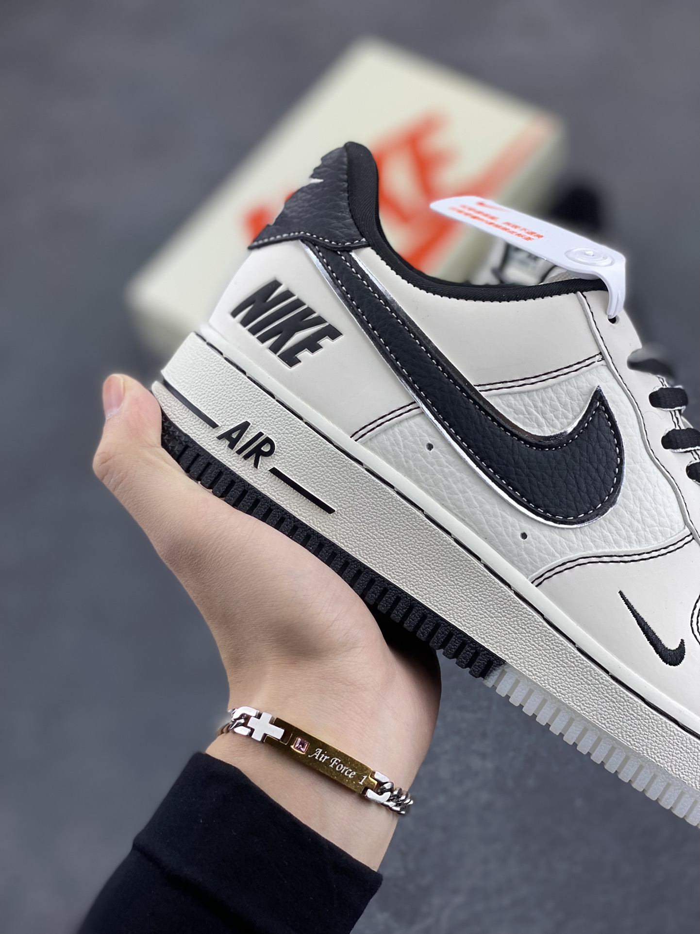 图片[6]-NIke Air Force 1 \’07 Low “NIKE联名–黑线双色底”空军一号 低帮 运动鞋 休闲鞋 折边针车 工艺难度大 原楦头原纸板 原装鞋盒 定制五金配件 内置全掌气垫 原厂鞋底 货号：CH6336-515 尺码：36 36.5 37.5 38 38.5 39 40 40.5 41 42 42.5 43 44 44.5 45-选品中心