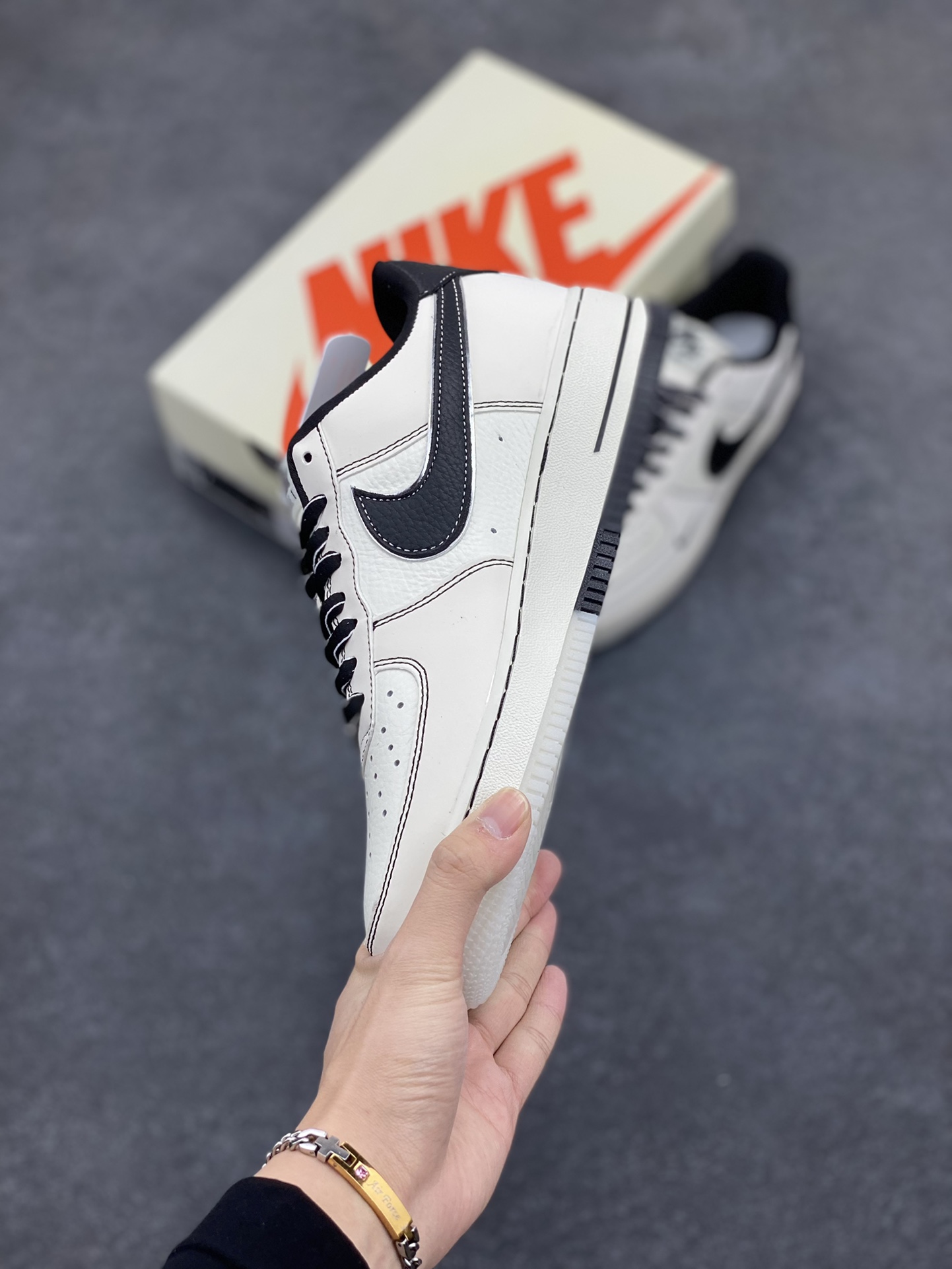 图片[3]-NIke Air Force 1 \’07 Low “NIKE联名–黑线双色底”空军一号 低帮 运动鞋 休闲鞋 折边针车 工艺难度大 原楦头原纸板 原装鞋盒 定制五金配件 内置全掌气垫 原厂鞋底 货号：CH6336-515 尺码：36 36.5 37.5 38 38.5 39 40 40.5 41 42 42.5 43 44 44.5 45-选品中心