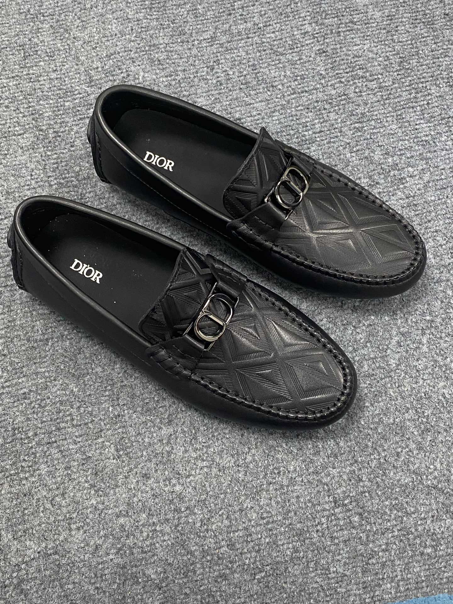 NO:272047,DIOR Doodle Shoes are on the spring and summer show. The counter is copied one by one. Original hardware. Outsole. The counter is original material, the first layer cowhide inner Size: 38-45 (can be ordered 46) The counter is complete with the original packaging and ten original movable forming pads.,,dior,cowhide19860909DIOR迪奧豆豆鞋瞩目亮相春夏秀场.专柜一比一复制.原创五金.大底.专柜原版材质头层牛皮内里Size:38-45(可订46)专柜原版全套包装十原版活动成型垫.,,dior,cowhide,Men's shoes