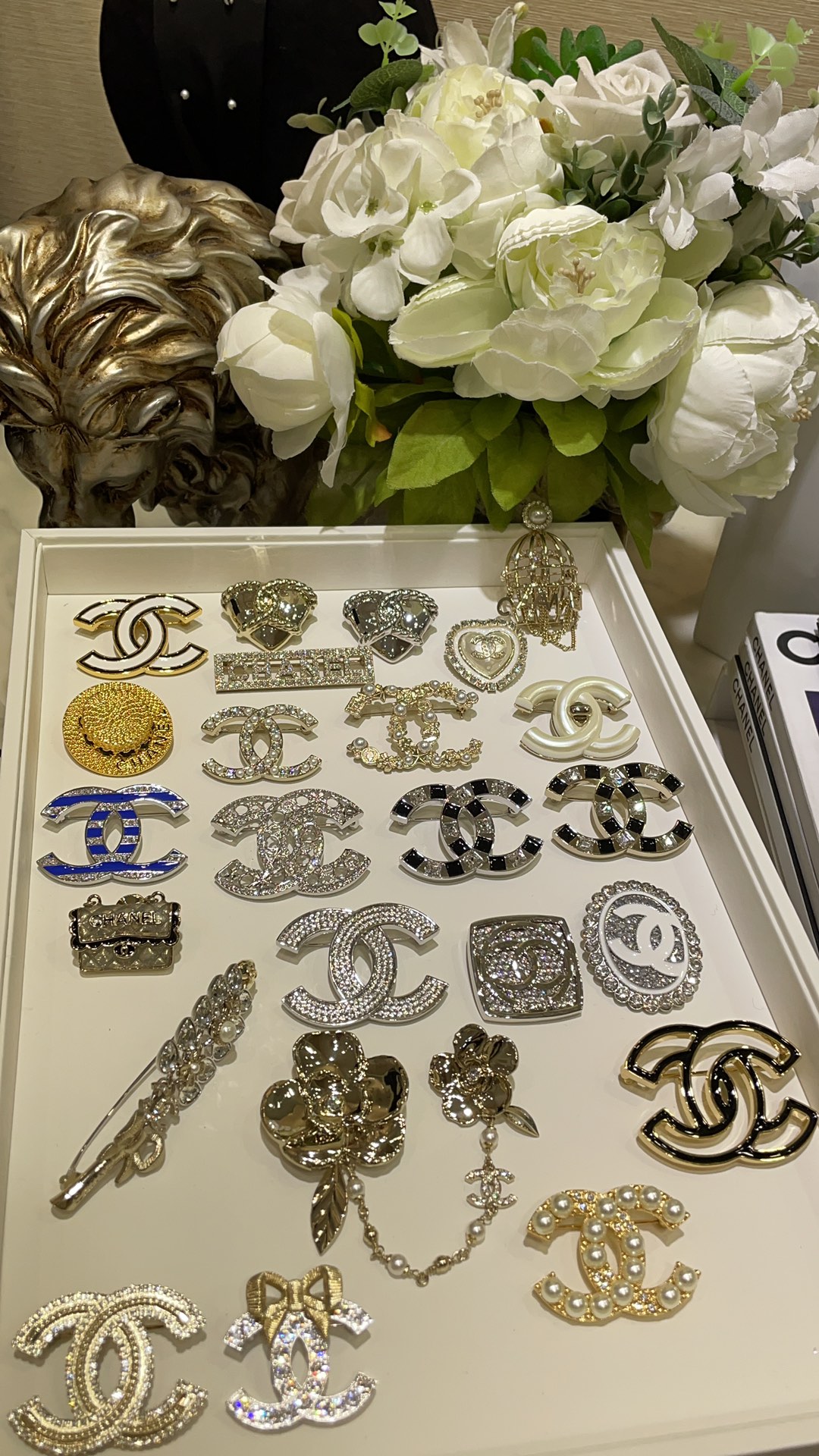 NO:631093,It’s the end of the year. Buy a few more to go with new clothes. A collection of the latest brooches. There are so many ways to wear brooches on a daily basis. Customized low-price, brooch, breastpin, Cartier high-end jewelry.19860909年底啦 多买几个买回去搭配新衣服  最新款胸针合集挑选 胸针日常超多佩戴方式 定制小价位,,brooch，breastpin,卡迪亚高端饰品,Jewelry