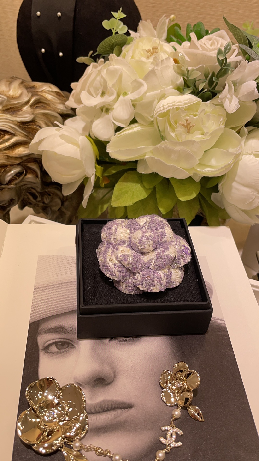 NO:631062,Single piece 88200, elegant and healing color, new three-dimensional camellia double C brooch collection, highly recognizable camellia brooch, gentle healing, fresh atmosphere, a must-have for beauties, a small item to enhance your outfit level, buy it and earn money, multiple colors to choose from, meet various dressing and color needs, brooch, breastpin, Cardia high-end jewelry19860909单个88200,淡雅治愈色系  新款立体山茶花双C胸针合集 极具小香气质辨识度的山茶花胸针 温柔治愈小清新氛围感美女必备 提升穿搭level小单品 买到赚到 多色可选 满足各种穿搭配色需求,,brooch，breastpin,卡迪亚高端饰品,Jewelry