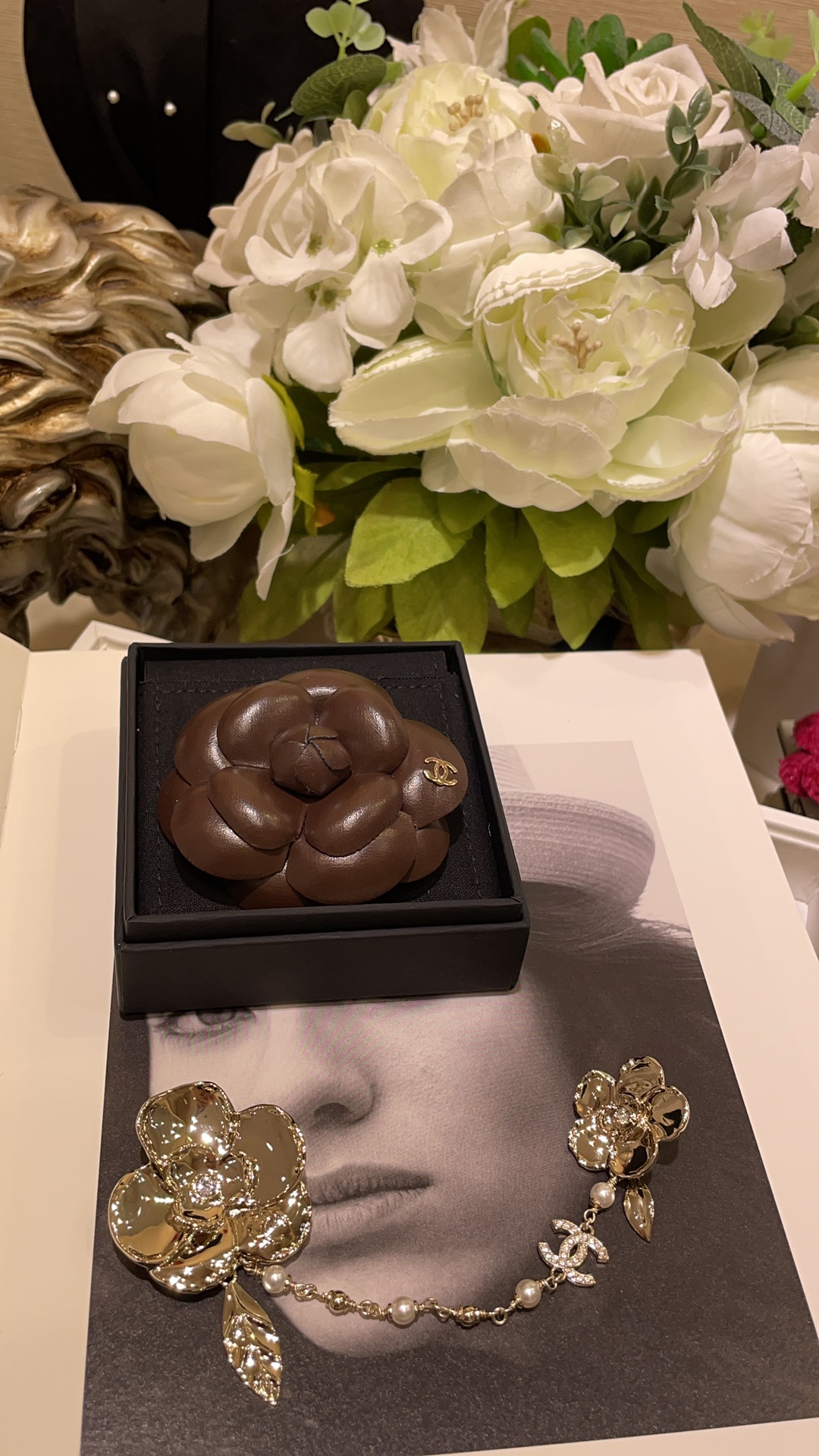 NO:631065,Single 88200, Maillard color series New three-dimensional camellia double C brooch collection Camellia brooch with a small fragrance and recognizable texture Brown coffee Maillard color system Full of warm literary atmosphere Small single items that enhance the level of outfits Buy and earn Multi-color options to meet various wear and color needs, brooch, breastpin, Cardia high-end jewelry19860909单个88200,美拉德色系 新款立体山茶花双C胸针合集 极具小香气质辨识度的山茶花胸针 棕咖美拉德色系 温暖文艺氛围感满满 提升穿搭level小单品 买到赚到 多色可选 满足各种穿搭配色需求,,brooch，breastpin,卡迪亚高端饰品,Jewelry