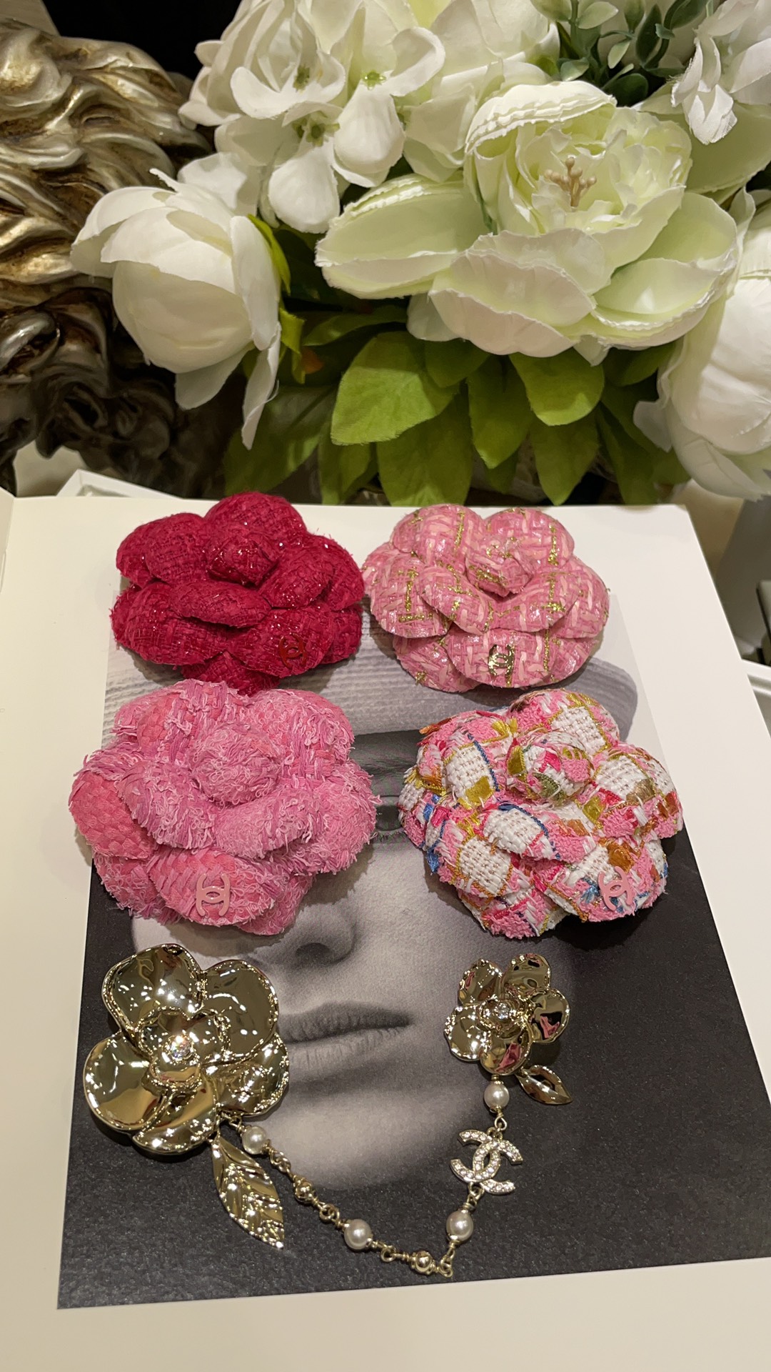 NO:631068,Single 88200 Sweet and elegant pink color New color tweed corsage Double C three-dimensional camellia brooch Three-dimensional camellia The material of each flower is very textured. Casual matching is the focus of elegance and beauty. The upper body can get the rich atmosphere of the wealthy family in one second. Every color combination is beautiful. Whichever one you like, place an order with a picture, brooch, breastpin, Cardia high-end jewelry19860909单个88200 甜美优雅粉色系 新款彩色粗花呢胸花双C立体山茶花胸针 立体山茶花 每一朵的材质都很有质感 随意搭配都是优雅美丽的焦点所在 上身一秒get财阀千金氛围感 每一个配色都很美 喜欢哪个带图下单,,brooch，breastpin,卡迪亚高端饰品,Jewelry