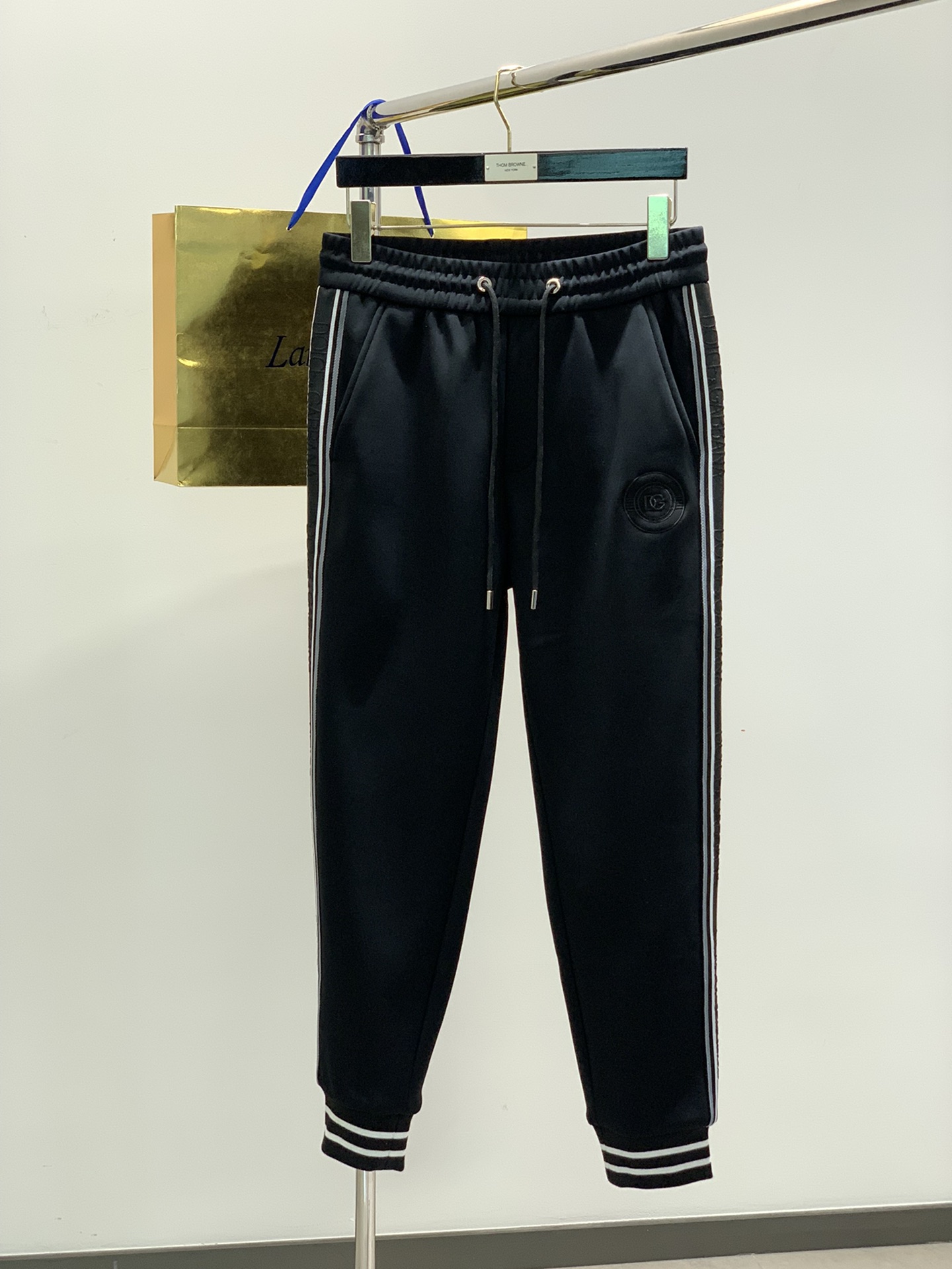 NO:119695,After the New Year, DG drawstring embroidered and velvet casual pants, fashionable series, unique composition design, drawstring casual shorts, and start to order dye and spinning. A large domestic manufacturer exports to Japan and supplies fabrics from several top brands. It feels soft and glutinous, quite wide and stylish, solving the problem of washing and discoloration. The pants are neat and elegant, and the upper body looks superb. Size M-4XL, Dolce & Gabbana, shorts, alexander wang19860909年后 ,DG 抽绳刺绣加绒休闲裤 时尚系列,独特拼料设计,抽绳休闲短裤 订纱开始订染和订纺. 国内某大厂出口日本 和供应几大顶级品牌的面料. 手感软糯 , 挺阔有型 , 解决 , 洗涤变色的问题. 裤型利落大气 , 上身显高超帅. 尺码M-4XL,,Dolce&Gabbana,shorts,alexander wang,Men's clothing