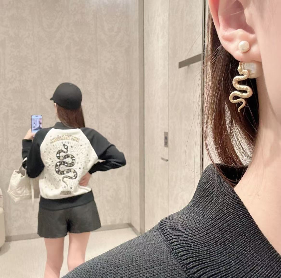 【Dior蛇年限定珍珠耳钉】Z 4600，现货💥💥25年限定生肖款🐍幸运灵蛇耳钉💗现货！

蛇年珍珠耳环