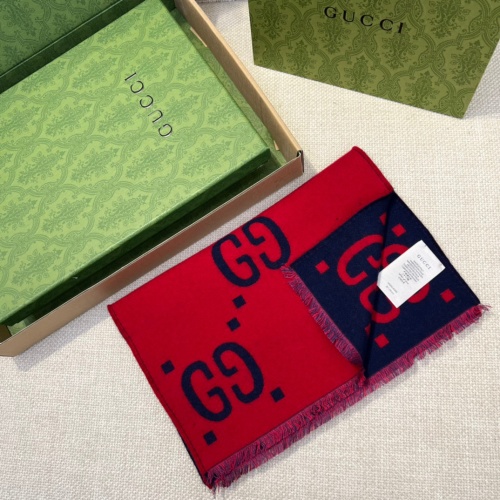 Gucci Wollen Zijden Sjaal met Logo - 35x190cm - Rode en Marineblauwe Jacquard 1 Gucci Wollen Zijden Sjaal met Logo - 35x190cm - Rode en Marineblauwe Jacquard
