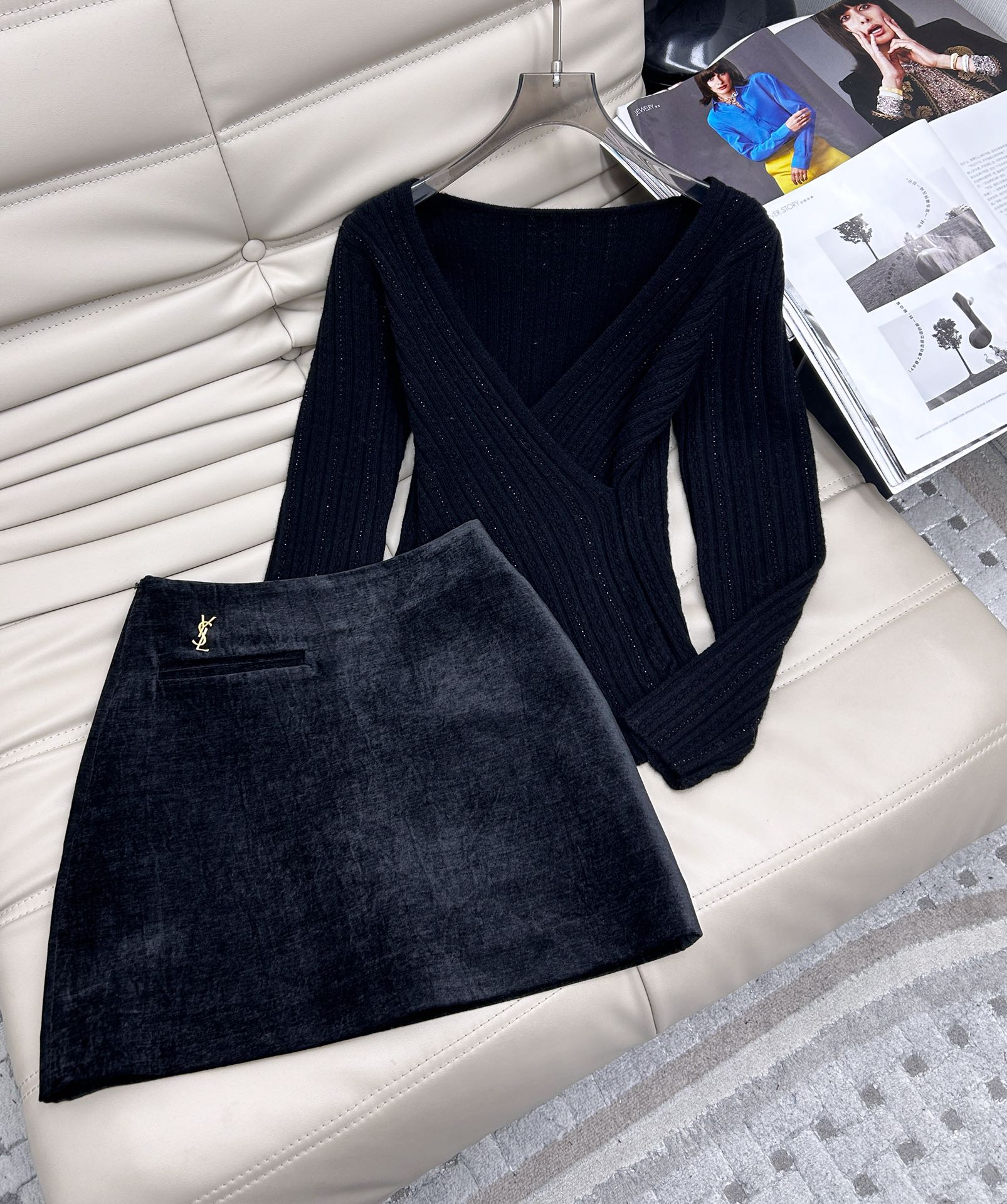 NO:294534,Top skirt, temperament V-neck cross-knit sweater, super-smart knitted wool top, cross-collar design, super unique, and the solid color of the face can touch people's hearts, and I am really amazed!  2 colors S/M/L.,,skirts,alexander wang19860909上衣半裙 气质V领交叉针织衫,质感超级赞的针织羊毛上衣,领口交叉设计,超级具有特色,修饰脸型纯色系更能打动人心,真心有被惊艳到！2色 现货发售S/M/L.,,skirts,alexander wang,Women's clothing