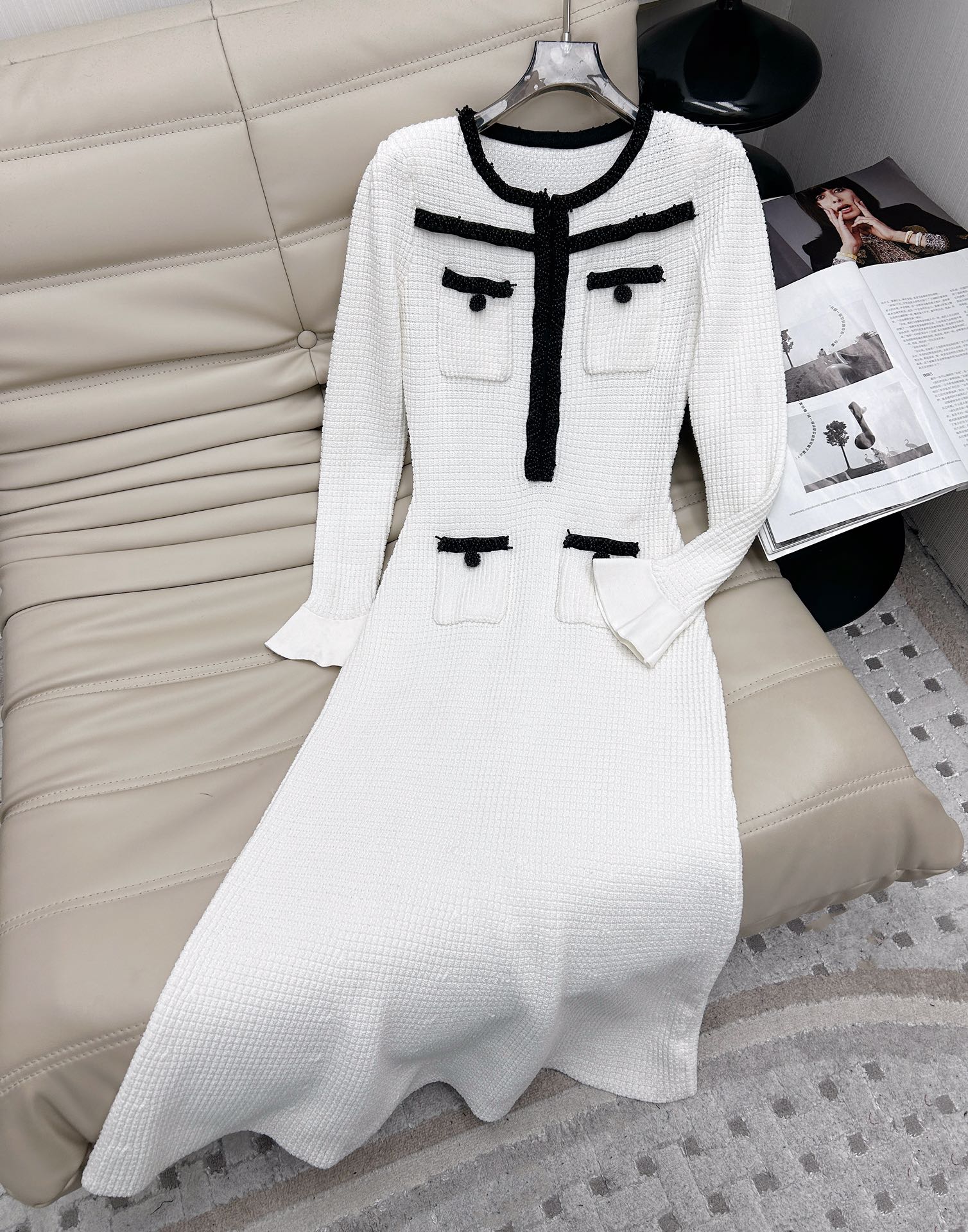 NO:294528,———25 early spring new style, high-end customization, recommended V-neck black beaded knitted long dress with full woman style, exquisite beaded embellishment, imported high-quality fabric, good elasticity, waist-hugging, slimming, showing noble and elegant yard SML.,, skirts, alexander wang19860909———25早春新款 高端定制 女人范十足的V领黑色钉珠针织长款连衣裙推荐 精美钉珠点缀 进口高品质面料打造 弹性好 版型收腰显瘦 尽显高贵大方码数SML.,,skirts,alexander wang,Women's clothing