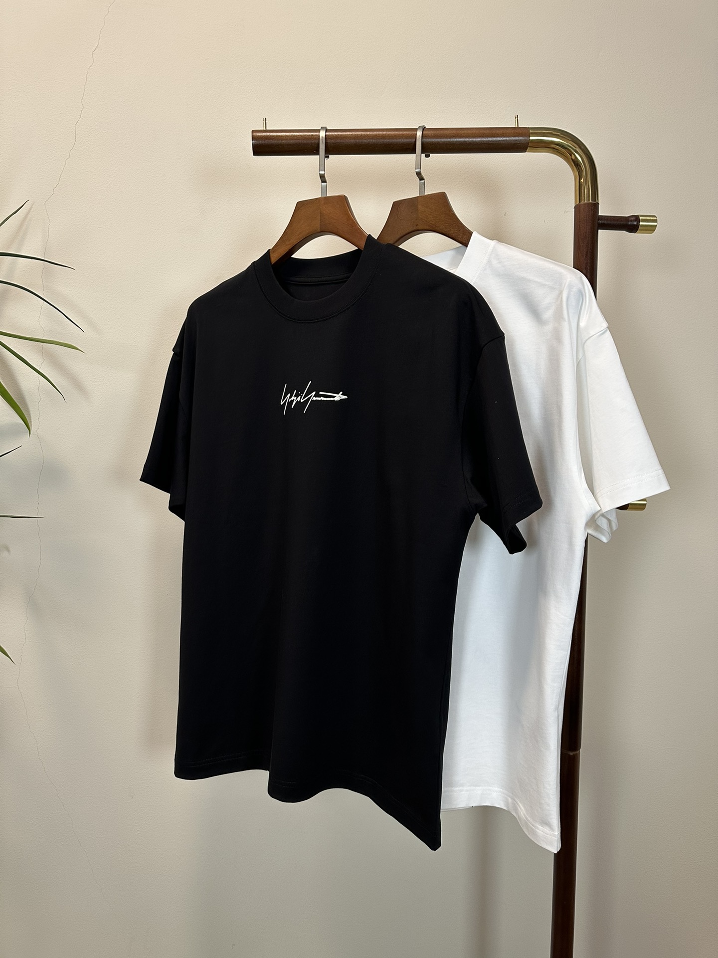 NO:134863,Y-3 Yamamoto Yoshi's new round neck short-sleeved T-shirt high-end version!  Customized fabrics for counters are breathable and comfortable, with impeccable details, and the brand element design concept reflects high quality. The feel is delicate and soft!  It is casually cut, with a great upper body style!  Code number M-3XL, T-shirt,tees,t-shirt,alexander wang19860909Y-3 山本耀司新款 圆领 短袖 T恤 高端版本！专柜定制面料 透气舒适度高,细节无可挑剔,品牌元素设计理念,体现高品质.手感细腻柔软！呈现休闲裁剪,上身版型超赞！ 码数M-3XL,,T-shirt,tees，t-shirt,alexander wang,Men's clothing