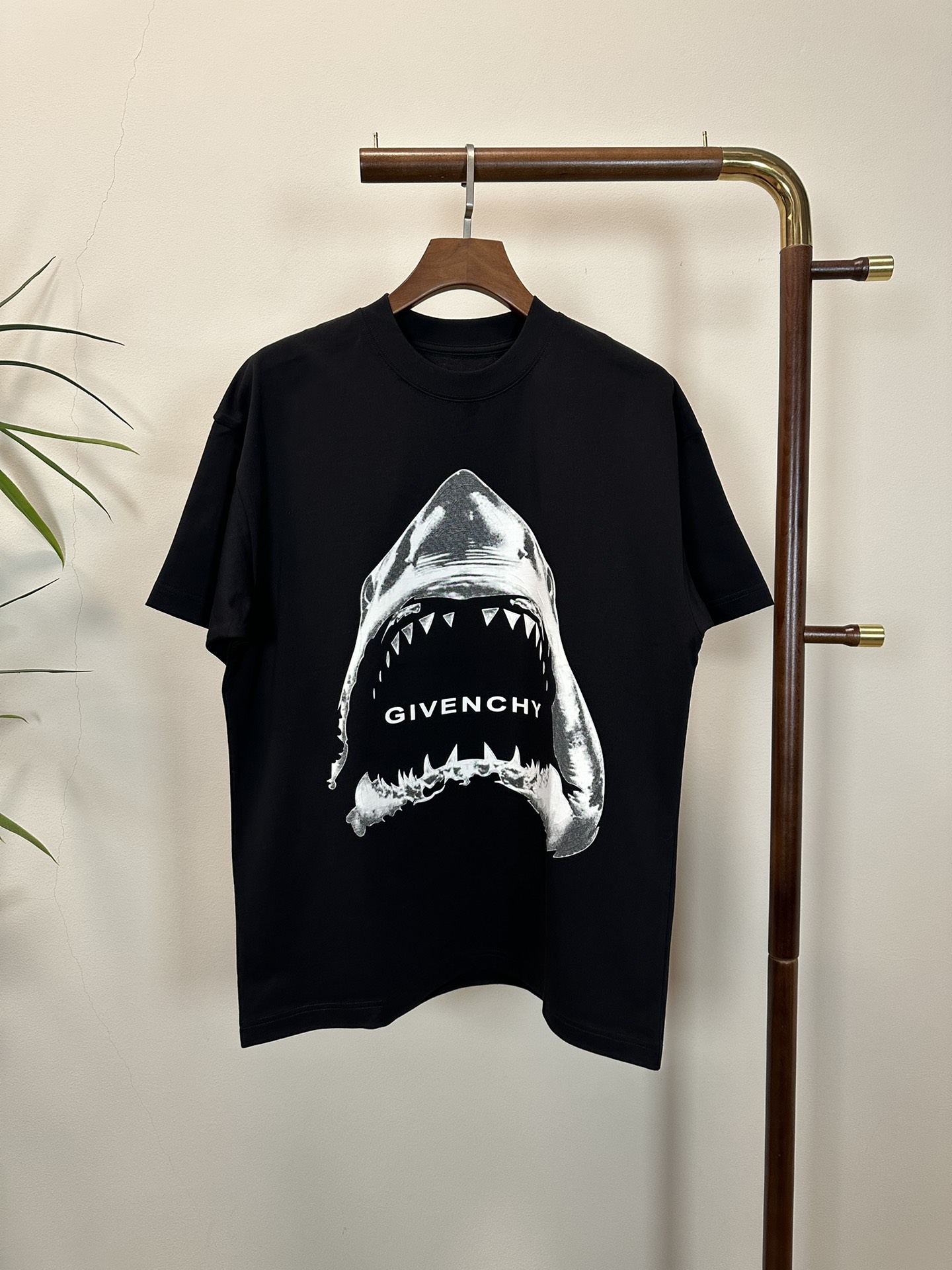 NO:134615,GVC Givenchy 2025 new round neck short-sleeved T-shirt high-end version!  Customized fabrics for counters are breathable and comfortable, with impeccable details, and the brand element design concept reflects high quality. The feel is delicate and soft!  It is casually cut, with a great upper body style!  Code number M-3XL, given, T-shirt,tees,t-shirt,alexander wang19860909GVC 纪梵希2025新款 圆领 短袖 T恤 高端版本！专柜定制面料 透气舒适度高,细节无可挑剔,品牌元素设计理念,体现高品质.手感细腻柔软！呈现休闲裁剪,上身版型超赞！ 码数M-3XL,,givenchy,T-shirt,tees，t-shirt,alexander wang,Men's clothing