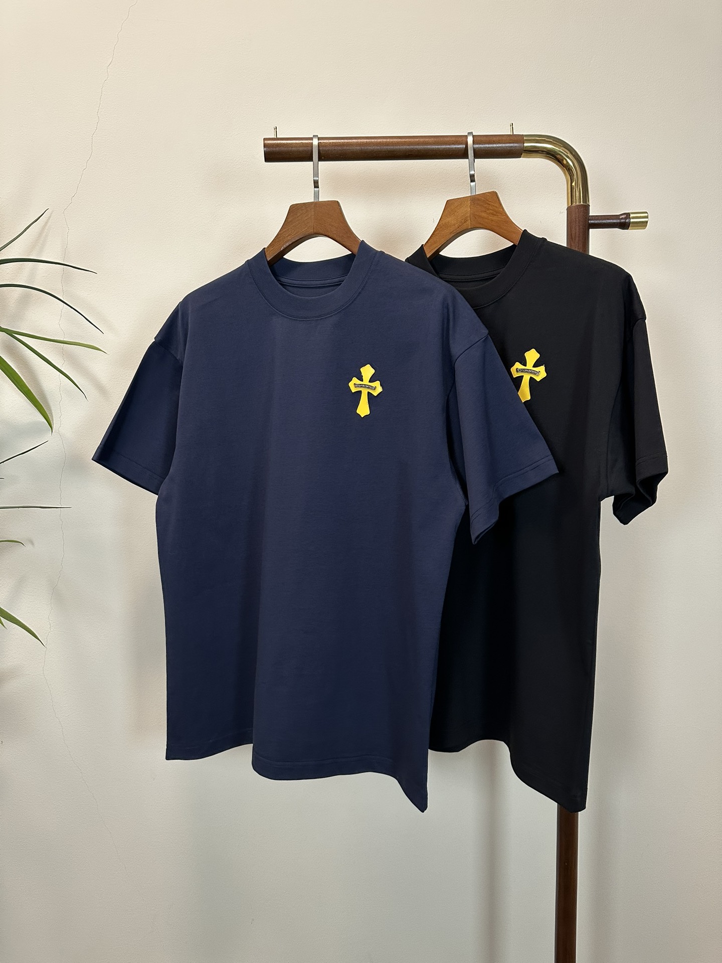 NO:134622,CH Croxin 2025 new round neck short-sleeved T-shirt high-end version!  Customized fabrics for counters are breathable and comfortable, with impeccable details, and the brand element design concept reflects high quality. The feel is delicate and soft!  It is casually cut, with a great upper body style!  Code number M-3XL, chrome hearts, T-shirt,tees, t-shirt,alexander wang19860909CH 克罗心2025新款 圆领 短袖 T恤 高端版本！专柜定制面料 透气舒适度高,细节无可挑剔,品牌元素设计理念,体现高品质.手感细腻柔软！呈现休闲裁剪,上身版型超赞！ 码数M-3XL,,chrome hearts,T-shirt,tees，t-shirt,alexander wang,Men's clothing