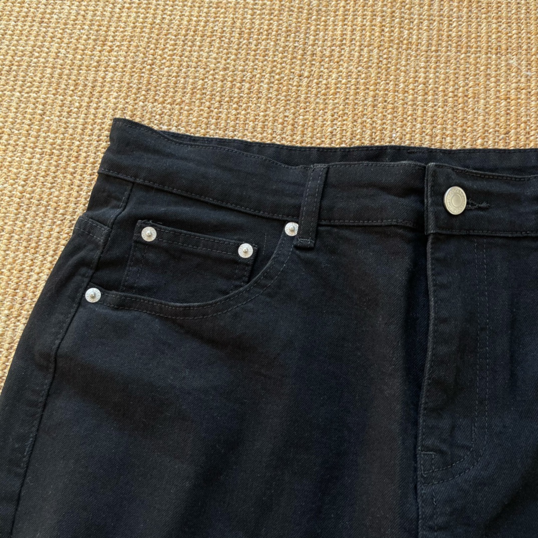 更多大货实拍细节:💰130包邮
巴风黑牛王Bootcut水洗弹力弯刀微喇叭显瘦显高牛仔裤 情侣款
重磅好货,跑量神裤来袭,高弹力加厚水洗纯棉牛仔布,B家弯刀微喇叭版型设计,实打实的遮肉显瘦显高显腿长!定制加厚高弹力12.5盎司纯棉牛仔布,洗水后柔软细腻亲肤,冬天搭配秋裤穿也是妥妥的御寒神器!高弹力B家经典弯刀微喇叭版型设计,真的是遮肉显瘦显腿长神器,保证让你爱不释手!全套五金辅料定制包括内里的做工用线,YKK拉链,难度和舒适度都很高的一款,上身效果也是十足的好,自留强烈推荐~
Size: M L XL XXL XXXL
腰围 臀围 裤长 建议体重
M 74 98 106 90-120
L 78 102 107 120-135
XL 82 106 107 135-150
XXL 86 110 108 150-165
XXXL 90 114 109 165-185
