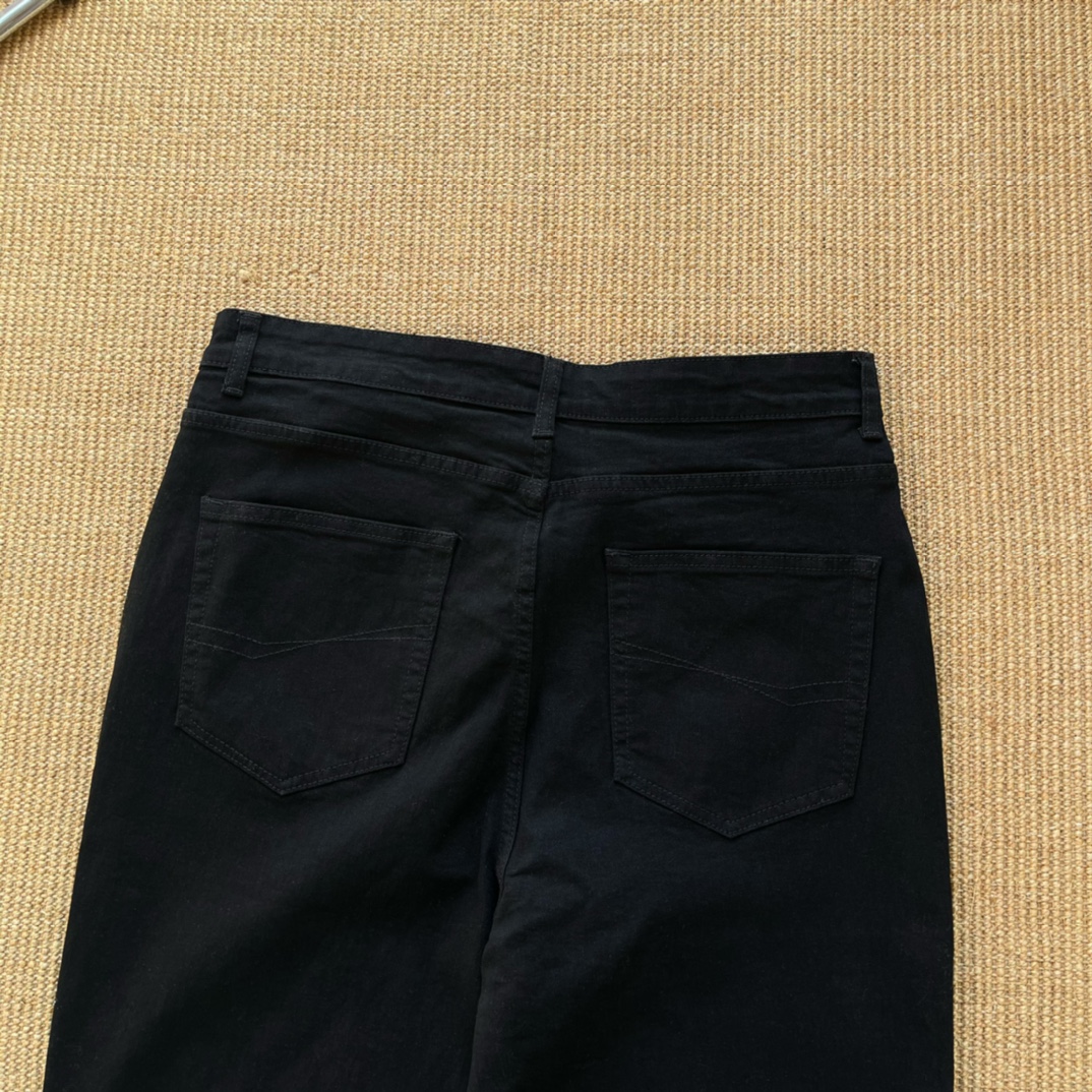 更多大货实拍细节:💰130包邮
巴风黑牛王Bootcut水洗弹力弯刀微喇叭显瘦显高牛仔裤 情侣款
重磅好货,跑量神裤来袭,高弹力加厚水洗纯棉牛仔布,B家弯刀微喇叭版型设计,实打实的遮肉显瘦显高显腿长!定制加厚高弹力12.5盎司纯棉牛仔布,洗水后柔软细腻亲肤,冬天搭配秋裤穿也是妥妥的御寒神器!高弹力B家经典弯刀微喇叭版型设计,真的是遮肉显瘦显腿长神器,保证让你爱不释手!全套五金辅料定制包括内里的做工用线,YKK拉链,难度和舒适度都很高的一款,上身效果也是十足的好,自留强烈推荐~
Size: M L XL XXL XXXL
腰围 臀围 裤长 建议体重
M 74 98 106 90-120
L 78 102 107 120-135
XL 82 106 107 135-150
XXL 86 110 108 150-165
XXXL 90 114 109 165-185
