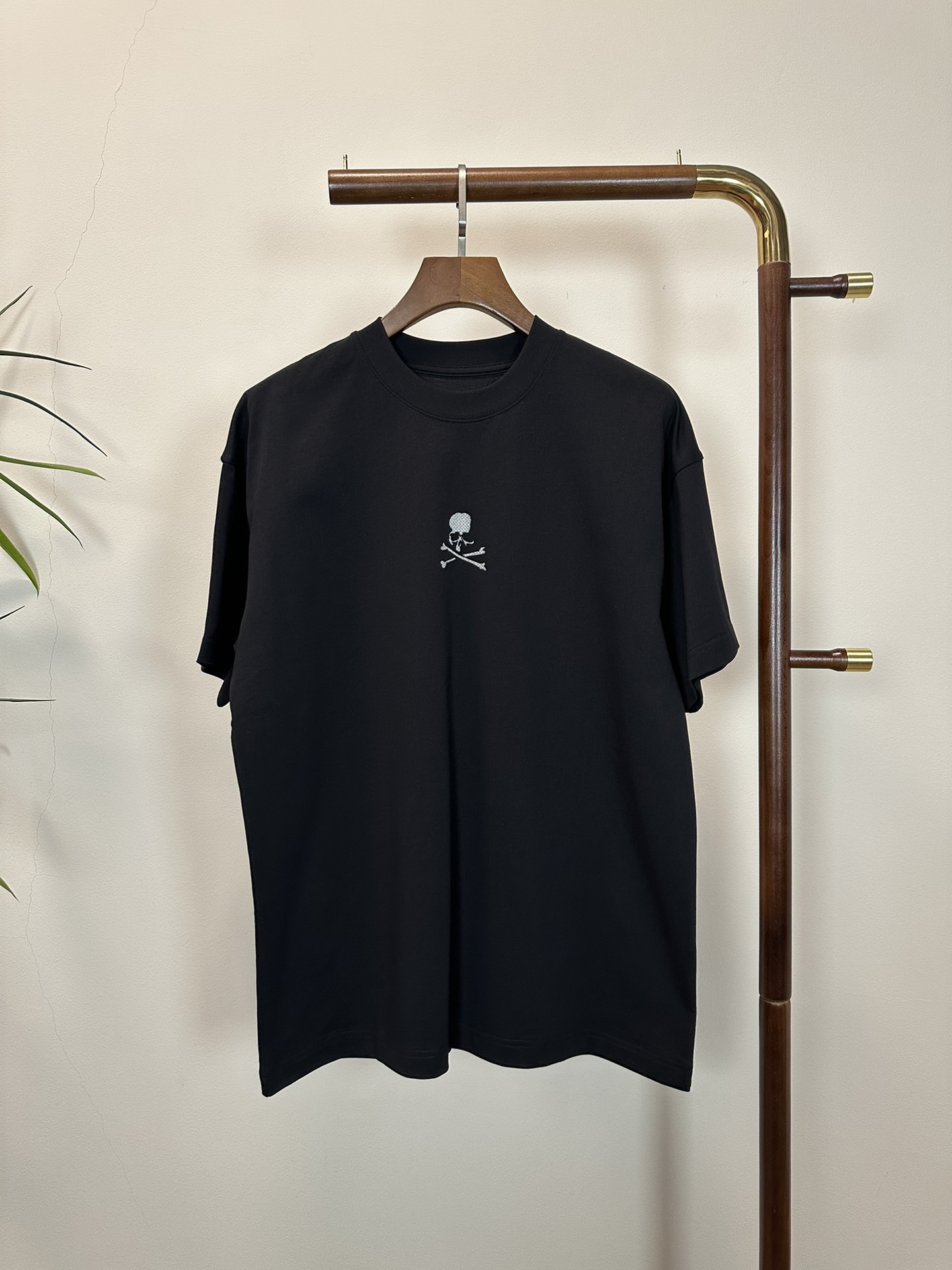 NO:162886,MMJ 2025 new round neck short-sleeved T-shirt high-end version!  Customized fabrics for counters are breathable and comfortable, with impeccable details, and the brand element design concept reflects high quality. The feel is delicate and soft!  It is casually cut, with a great upper body style!  Code number M-3XL, T-shirt,tees,t-shirt,alexander wang19860909MMJ 2025新款 圆领 短袖 T恤 高端版本！专柜定制面料 透气舒适度高,细节无可挑剔,品牌元素设计理念,体现高品质.手感细腻柔软！呈现休闲裁剪,上身版型超赞！ 码数M-3XL,,T-shirt,tees，t-shirt,alexander wang,Men's clothing