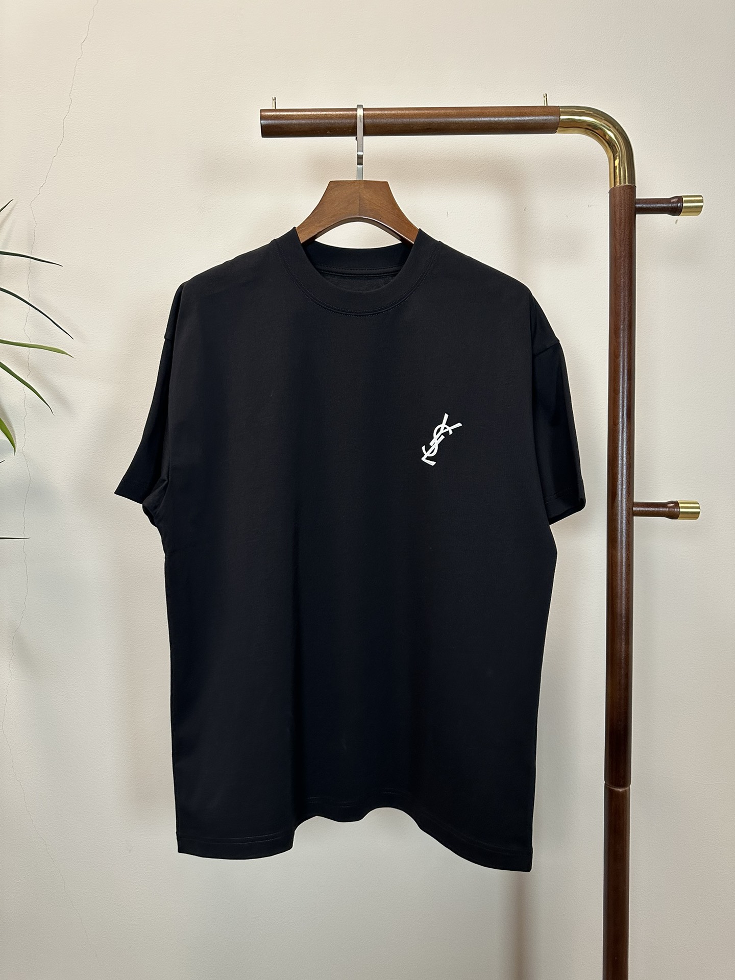 NO:134639,Saint Laurent 2025 new round neck short-sleeved T-shirt high-end version!  Customized fabrics for counters are breathable and comfortable, with impeccable details, and the brand element design concept reflects high quality. The feel is delicate and soft!  It is casually cut, with a great upper body style!  Code number M-3XL, saint laurent, T-shirt,tees, t-shirt,alexander wang19860909圣罗兰 2025新款 圆领 短袖 T恤 高端版本！专柜定制面料 透气舒适度高,细节无可挑剔,品牌元素设计理念,体现高品质.手感细腻柔软！呈现休闲裁剪,上身版型超赞！ 码数M-3XL,,saint laurent,T-shirt,tees，t-shirt,alexander wang,Men's clothing