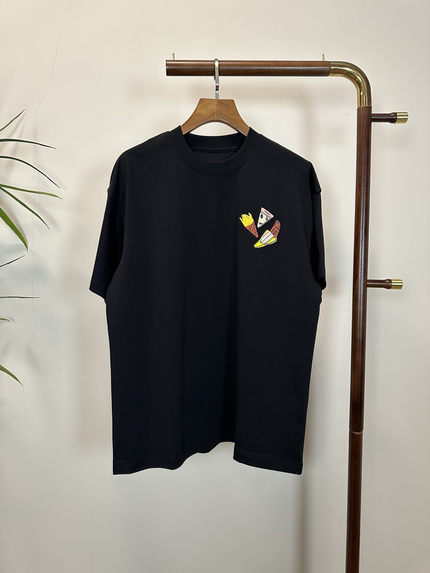 NO:134619,FD Fendi 2025 new round neck short-sleeved T-shirt high-end version!  Customized fabrics for counters are breathable and comfortable, with impeccable details, and the brand element design concept reflects high quality. The feel is delicate and soft!  It is casually cut, with a great upper body style!  Code number M-3XL, fendi, T-shirt, tees, t-shirt, alexander wang19860909FD 芬迪2025新款 圆领 短袖 T恤 高端版本！专柜定制面料 透气舒适度高,细节无可挑剔,品牌元素设计理念,体现高品质.手感细腻柔软！呈现休闲裁剪,上身版型超赞！ 码数M-3XL,,fendi,T-shirt,tees，t-shirt,alexander wang,Men's clothing