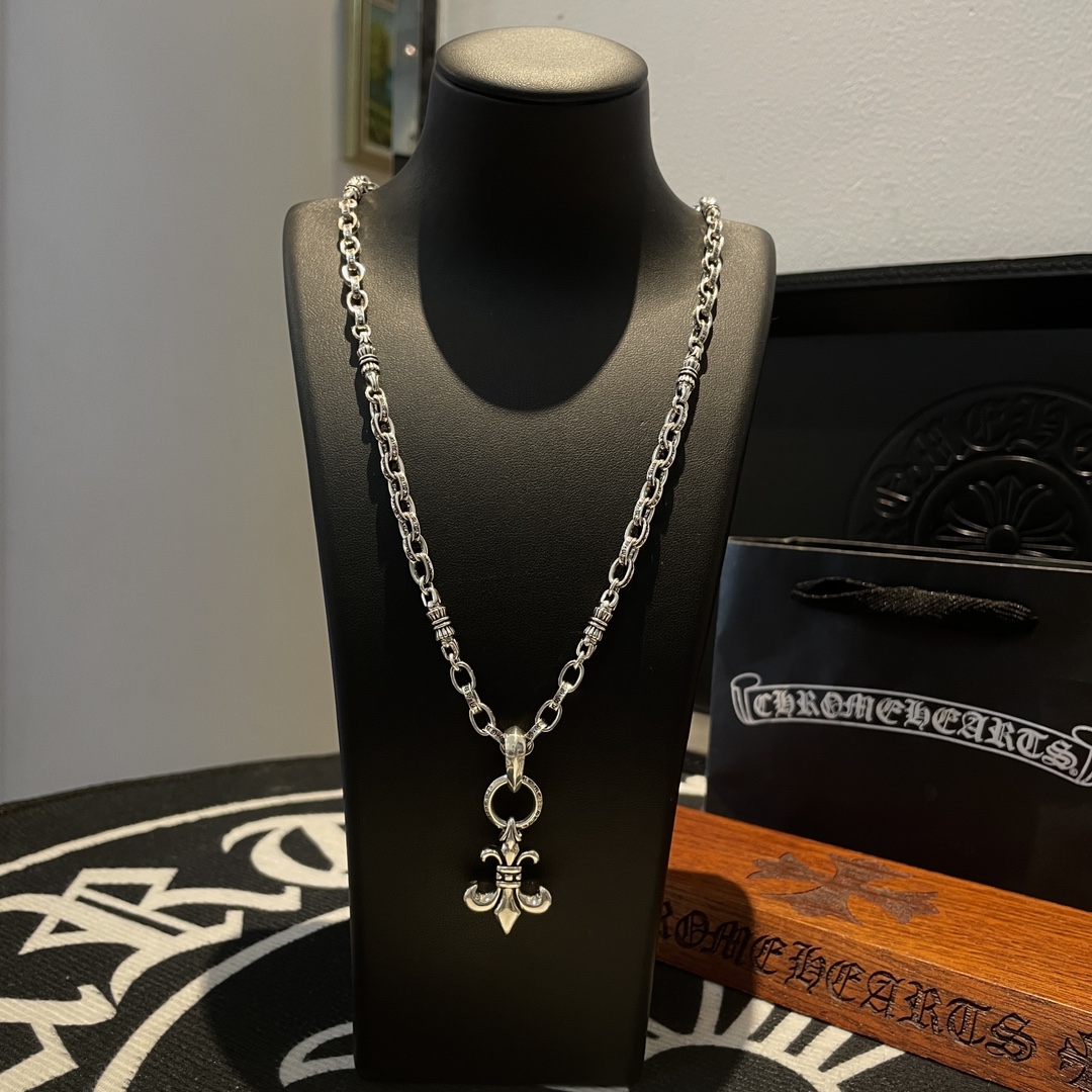 NO:109000,TikTok/Kuaishou/ins/Xiaohongshu/Live Hot, New [Counter Quality] Chrome Hearts Croxin Flower Ball Necklace, Scout Flower Pendant, Concave and Convex and Convex Scout Flowers present uniqueness Cross Scout Flowers are Croxin's ambitions, so they last longer. Genuine version of Chrome Hearts Croxin, different market light version, benchmark quality, look at the details of the letter printing, retro old gray oxygen level. Seiko version!  !  !  Pure handmade ~ Authentic model opening must-have fashion and fashion, both men and women can wear it, same style for couples, original official website, rock punk style silver style, retro elements, trendy and versatile!  , jewelry boutique, chrome hearts, chrome hearts, necklace19860909批 抖音/快手/ins/小红书/直播热门 ,新款【专柜品质】Chrome Hearts克罗心花球项链 ,童军花吊坠,凹凸造型不同的花纹设计风格 呈现出与众不同 十字架 童军花是克罗心的志 所以更经久不衰 正品打版Chrome Hearts克罗心 区别市场普通轻版 对版对标品质 看字印细节 复古做旧灰氧程度.精工版本！！！ 纯手工打造 ～正品开模潮流时尚必备 男女均可佩戴 情侣同款 官网原版 摇滚朋克泰银风格 复古元素 潮流百搭！,饰品精品,chrome hearts,chrome hearts,necklace,Jewelry