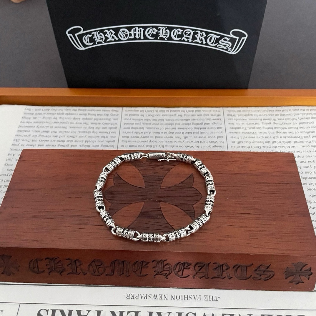 NO:109002,[Counter Quality] Chrome Hearts Croxin Classic retro bamboo letter bracelet Different pattern design styles present unique cross Scout flowers are Croxin's ambitions, so they last longer. Genuine version of Chrome Hearts Croxin necklace, different from the market, benchmark the quality of the version, look at the details of the letter printing, the degree of retro old gray oxygen. Seiko version!  !  !  Pure handmade ~ Authentic model opening must-have fashion and fashion, both men and women can wear it, same style for couples, original official website, rock punk style silver style, retro elements, trendy and versatile!  , jewelry boutique, chrome hearts, chrome hearts, necklace, bracelet19860909【专柜品质】Chrome Hearts克罗心 经典复古竹节字母手链 凹凸造型不同的花纹设计风格 呈现出与众不同 十字架 童军花是克罗心的志 所以更经久不衰 正品打版Chrome Hearts克罗心项链 区别市场普通轻版 对版对标品质 看字印细节 复古做旧灰氧程度.精工版本！！！ 纯手工打造 ～正品开模潮流时尚必备 男女均可佩戴 情侣同款 官网原版 摇滚朋克泰银风格 复古元素 潮流百搭！,饰品精品,chrome hearts,chrome hearts,necklace,bracelet,Jewelry