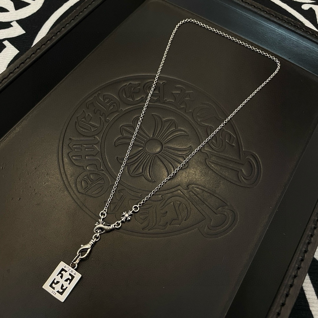 NO:109006,Batch New style [Counter Quality] Chrome Hearts Croxin Classic retro cross double button necklace Square cross flower pendant Different pattern design styles with concave and convex shapes present uniqueness Cross Scout flowers are Croxin's ambitions, so they last longer. Genuine version Chrome Hearts Croxin Difference to the market ordinary light version, match the quality of the version, look at the details of the letter printing, the degree of retro old gray oxygen. Seiko version!  !  !  Pure handmade ~ Authentic model opening must-have fashion and fashion, both men and women can wear it, same style for couples, original official website, rock punk style silver style, retro elements, trendy and versatile!  , jewelry boutique, chrome hearts, chrome hearts, necklace19860909批 新款【专柜品质】Chrome Hearts克罗心 经典复古十字架双扣项链 方牌十字花吊坠 凹凸造型不同的花纹设计风格 呈现出与众不同 十字架 童军花是克罗心的志 所以更经久不衰 正品打版Chrome Hearts克罗心 区别市场普通轻版 对版对标品质 看字印细节 复古做旧灰氧程度.精工版本！！！ 纯手工打造 ～正品开模潮流时尚必备 男女均可佩戴 情侣同款 官网原版 摇滚朋克泰银风格 复古元素 潮流百搭！,饰品精品,chrome hearts,chrome hearts,necklace,Jewelry