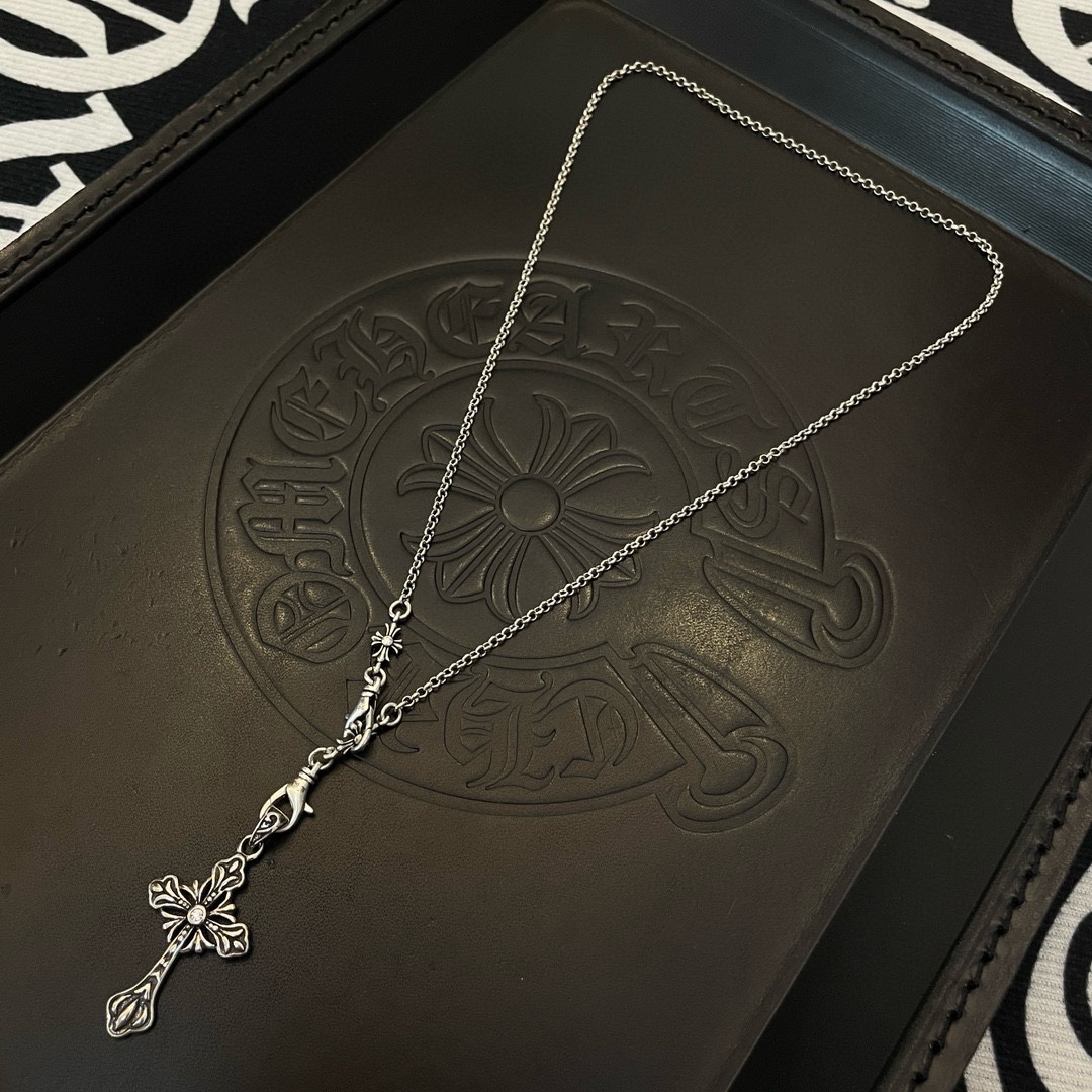 NO:109007,New [Counter Quality] Chrome Hearts Croxin Classic retro cross double-buckle necklace Cross pendant Different pattern design styles with concave and convex shapes present unique cross Scout flowers are Croxin's ambitions, so they last longer. Genuine version Chrome Hearts Croxin Difference to the market ordinary light version, match the quality of the version, look at the details of the letter printing, the degree of retro old gray oxygen. Seiko version!  !  !  Pure handmade ~ Authentic model opening must-have fashion and fashion, both men and women can wear it, same style for couples, original official website, rock punk style silver style, retro elements, trendy and versatile!  , jewelry boutique, chrome hearts, chrome hearts, necklace19860909新款【专柜品质】Chrome Hearts克罗心 经典复古十字架双扣项链 十字架吊坠 凹凸造型不同的花纹设计风格 呈现出与众不同 十字架 童军花是克罗心的志 所以更经久不衰 正品打版Chrome Hearts克罗心 区别市场普通轻版 对版对标品质 看字印细节 复古做旧灰氧程度.精工版本！！！ 纯手工打造 ～正品开模潮流时尚必备 男女均可佩戴 情侣同款 官网原版 摇滚朋克泰银风格 复古元素 潮流百搭！,饰品精品,chrome hearts,chrome hearts,necklace,Jewelry