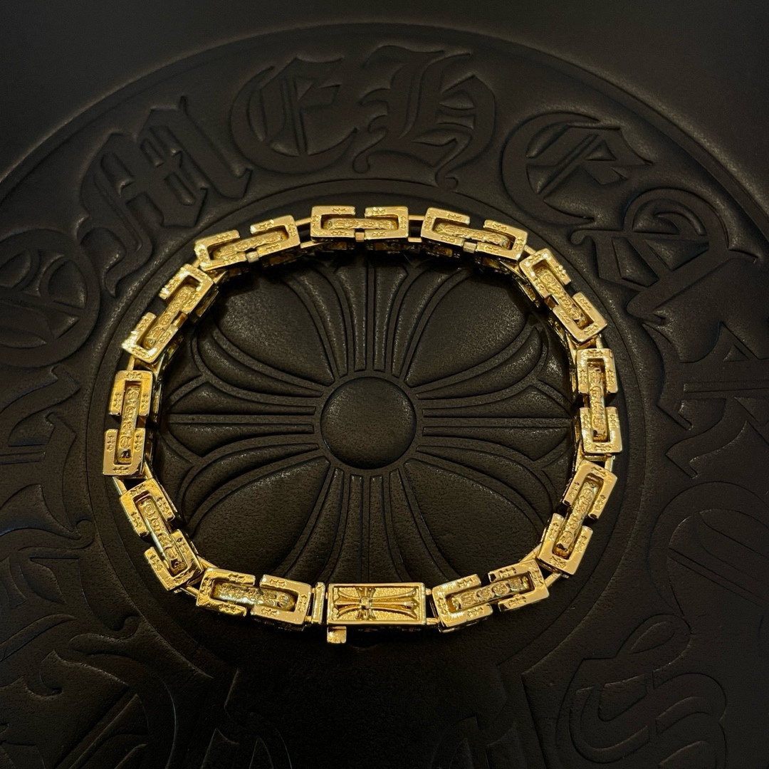 NO:109014,New [Counter Quality] Chrome Hearts Croxin Golden classic retro multi-element bracelet with different concave and convex shapes, presenting unique styles. Cross Scout flowers are Croxin's ambitions, so they last longer. Genuine version of Chrome Hearts Croxin, differentiating the market ordinary light version, matching the quality, looking at the details of the letter printing, retro old gray oxygen level. Seiko version!  !  !  Pure handmade ~ Authentic model opening must-have fashion and fashion, both men and women can wear it, same style for couples, original official website, rock punk style silver style, retro elements, trendy and versatile!  , jewelry boutique, chrome hearts, chrome hearts, bracelet, gold19860909新款【专柜品质】Chrome Hearts克罗心 黄金色经典复古多元素手链 凹凸造型不同的花纹设计风格 呈现出与众不同 十字架 童军花是克罗心的志 所以更经久不衰 正品打版Chrome Hearts克罗心 区别市场普通轻版 对版对标品质 看字印细节 复古做旧灰氧程度.精工版本！！！ 纯手工打造 ～正品开模潮流时尚必备 男女均可佩戴 情侣同款 官网原版 摇滚朋克泰银风格 复古元素 潮流百搭！,饰品精品,chrome hearts,chrome hearts,bracelet,gold,Jewelry