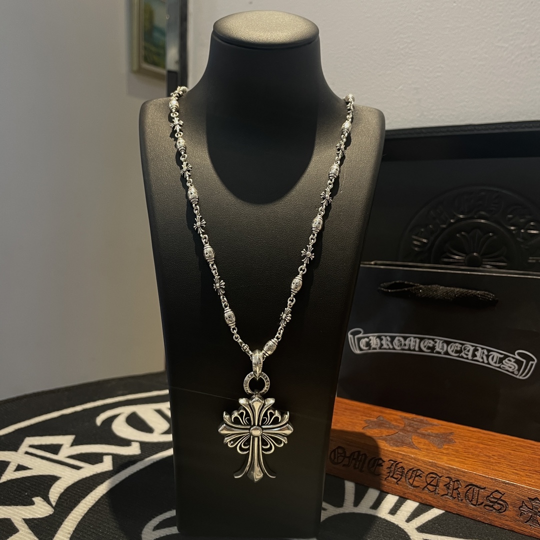 NO:109024,TikTok/Kuaishou/ins/Xiaohongshu/Live Hot, New [Counter Quality] Chrome Hearts Cross Flower Ball Necklace, Large Cross Pendant, Concave and Convex and Convex Scout Flowers are Croxin's ambition, so they last forever. Genuine version of Chrome Hearts Croxin, different market light version, benchmark quality, look at the details of the letter printing, retro old gray oxygen level. Seiko version!  !  !  Pure handmade ~ Authentic model opening must-have fashion and fashion, both men and women can wear it, same style for couples, original official website, rock punk style silver style, retro elements, trendy and versatile!  , jewelry boutique, chrome hearts, chrome hearts, necklace19860909批 抖音/快手/ins/小红书/直播热门 ,新款【专柜品质】Chrome Hearts克罗心十字花球项链 ,大号十字架吊坠,凹凸造型不同的花纹设计风格 呈现出与众不同 十字架 童军花是克罗心的志 所以更经久不衰 正品打版Chrome Hearts克罗心 区别市场普通轻版 对版对标品质 看字印细节 复古做旧灰氧程度.精工版本！！！ 纯手工打造 ～正品开模潮流时尚必备 男女均可佩戴 情侣同款 官网原版 摇滚朋克泰银风格 复古元素 潮流百搭！,饰品精品,chrome hearts,chrome hearts,necklace,Jewelry