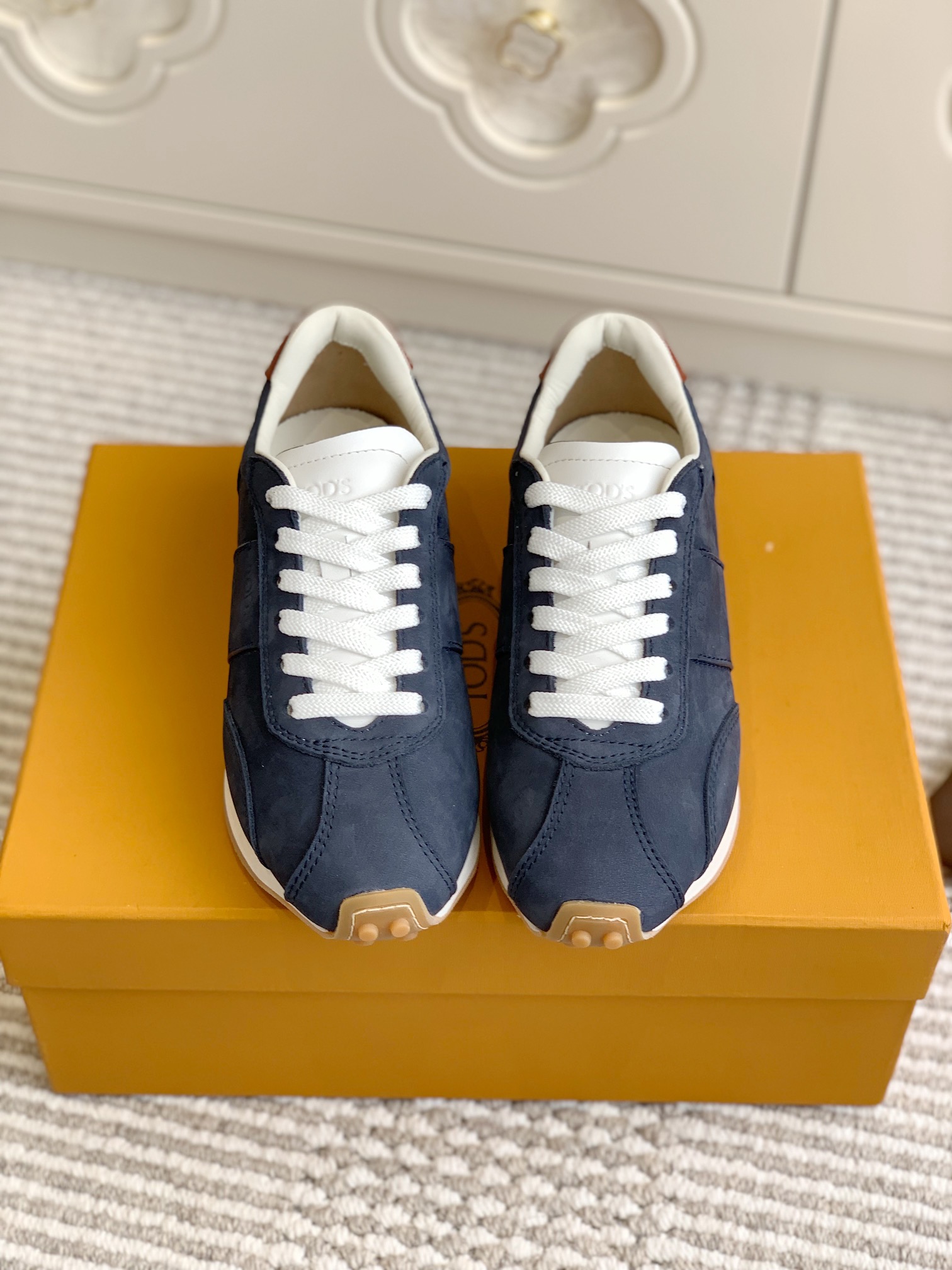 NO:164711,Complete leather Tods-Tods 25 early spring new casual sports shoes, Deshuo shoes, Forrest Gump shoes This is really worth mentioning. The shoe shape is very good and the foot is very light. The whole pair of shoes is very particular, and the fabric is also visible to the naked eye. You have to feel good shoes by yourself!  Contrast color matching has more fashionable elements, this one looks more atmospheric and high-end to give people a more stable feeling, high-quality fabric with a high-quality anti-fur splicing Nirong cloth/Quanyangjing Neli Sheepskin Neli Size 35-40 (40 customized), casual shoes/sports shoes, Tod's, sneakers, sheepskin, sheep19860909批布面 全皮 Tods-托德斯25早春新品休闲运动鞋 德训鞋 阿甘鞋 这款真的是太值得一提了,鞋子鞋型很好而且上脚非常轻便,整双鞋子总之非常讲究,面料也是肉眼可见的柔软细腻,好鞋要自己上脚感受！ 撞色配色搭配更具时尚元素,这一款看起来更大气也比较高级给人以更加稳重的感觉, 面料优质反毛皮拼接尼戎布/全羊京 内里羊皮内里 码数35-40（40定做）,休闲鞋/运动鞋,Tod's,sneakers,sheepskin,sheep,Women's Shoes