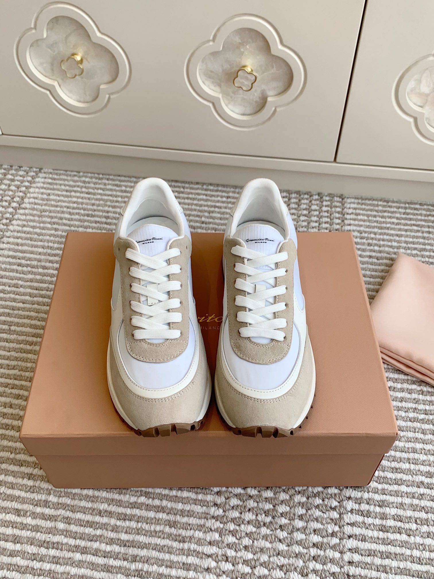 “2025 Gianvito Rossi Sports Shoe Collection: Durable, Classic, and Stylish” - 图片 1