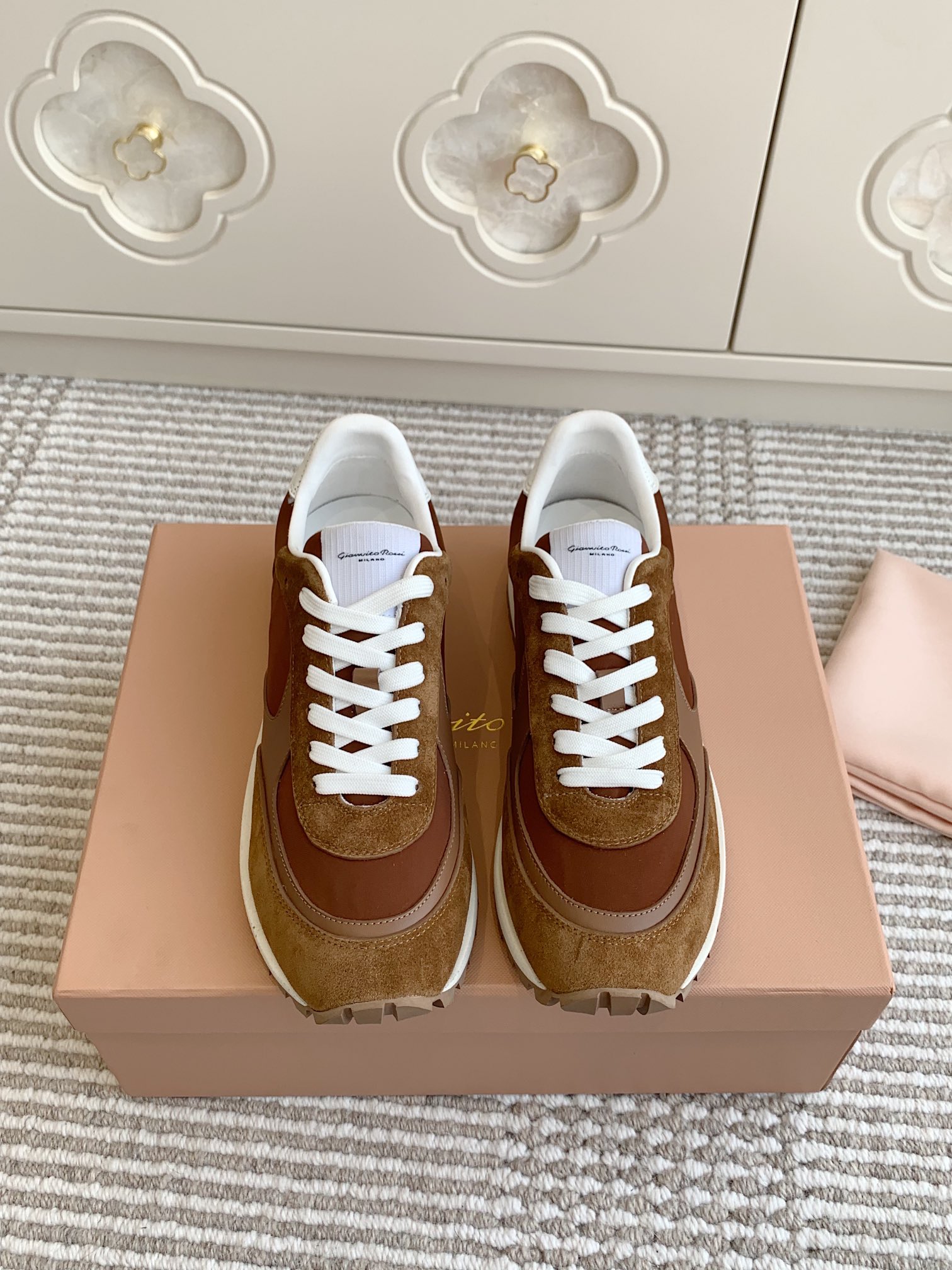 NO:164730,Gianvito Rossi* Gianvito Rossi 2025 ｜Early Spring New Forrest Gump Shoes Casual Sports Shoes German Training Shoes It is a very pleasing style~ New classic casual shoes Sports Shoes Series single shoes Minimalist style retro and advanced Simple and atmospheric high-end versatile king Female feet feel very comfortable Super versatile Super pleasing super pleasing all year round Spring, summer, autumn and winter size Women's 35-40 Men's 40-45, casual shoes/sneakers, sneakers19860909批 Gianvito Rossi* 吉安维托·罗西2025 ｜早春新品阿甘鞋 休闲运动鞋 德训鞋 属于非常耐看的款式～ 新款经典休闲鞋运动鞋系列单鞋 极简主义风格复古又高级 简约又大气 高级百搭王 脚感很好很舒服 超级百搭 超级耐看一年四季春夏秋冬皆适宜 size女款35-40 男款40-45,休闲鞋/运动鞋,sneakers,Women's Shoes