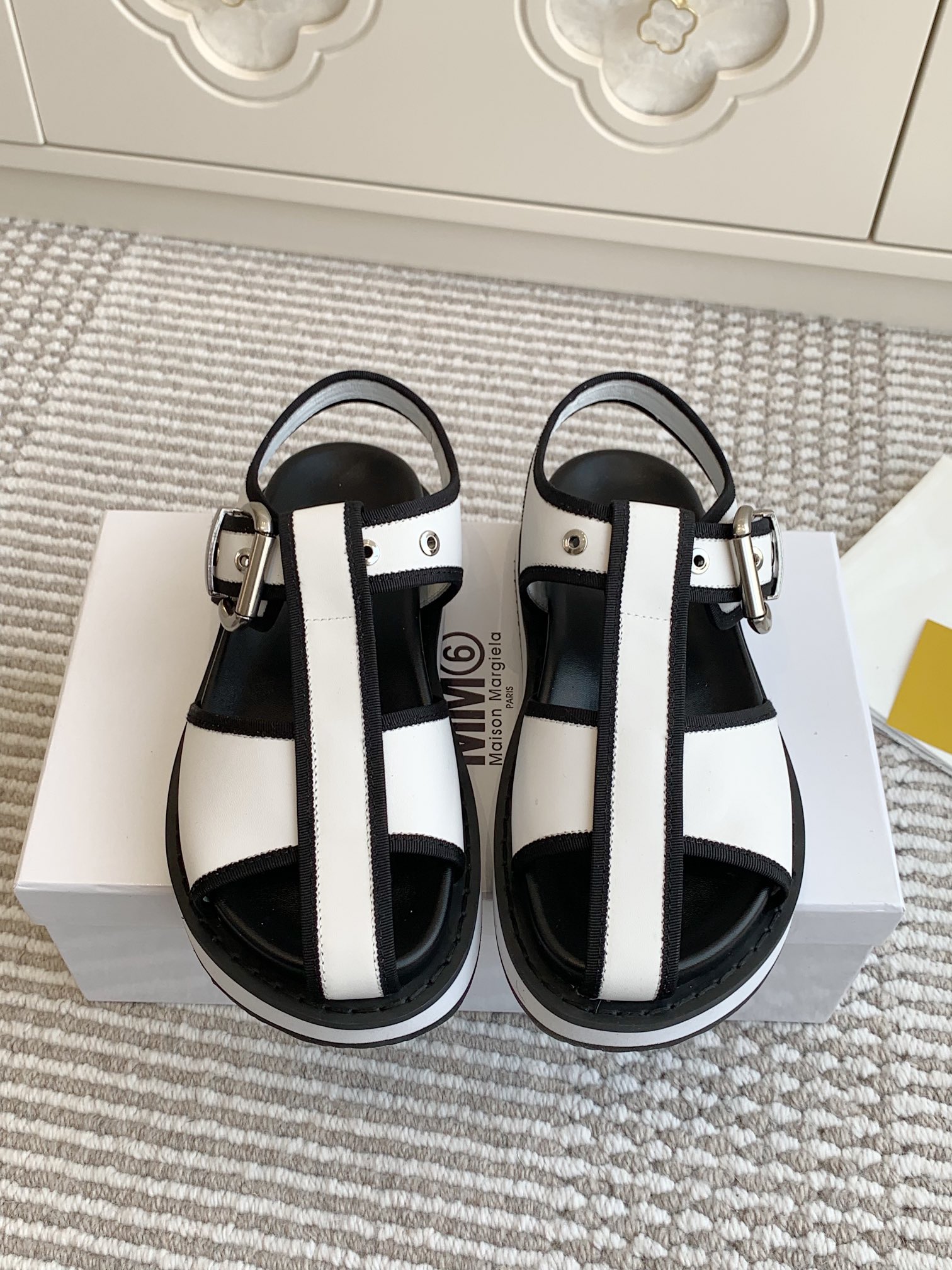 NO:222602,Suede Yangjing MM6【Maison Martin Margiel*】Majella early spring king fried thick-soled Roman sandals Beach shoes Another fantasy classic work of the genius designer is the fashionable ceiling, very comfortable on the feet, cute, thick water platform allows you to become long legs in seconds, completely suitable for the version, no pressure to enter and exit the counter, upper top layer cowhide/reverse velvet cowhide imported sheepskin, outsole original outsole, size 35-40 (40 custom made without return or exchange), sandals,masion margiela,masion margiela,sandals,cowhide,sheepskin,sheep19860909批绒面羊京 MM6【Maison Martin Margiel*】马吉拉早春王炸厚底罗马凉鞋 沙滩鞋 鬼才设计师又一梦幻经典著作是 时尚天花板,上脚非常舒服,搭配可爱,厚厚的水台让你秒变大长腿 完全对版、进出专柜无压力 鞋面头层牛皮/反绒牛皮 内里进口羊皮 大底原版大底 码数35-40（40订做不退换）,凉鞋,masion margiela,masion margiela,sandals,cowhide,sheepskin,sheep,Women's Shoes