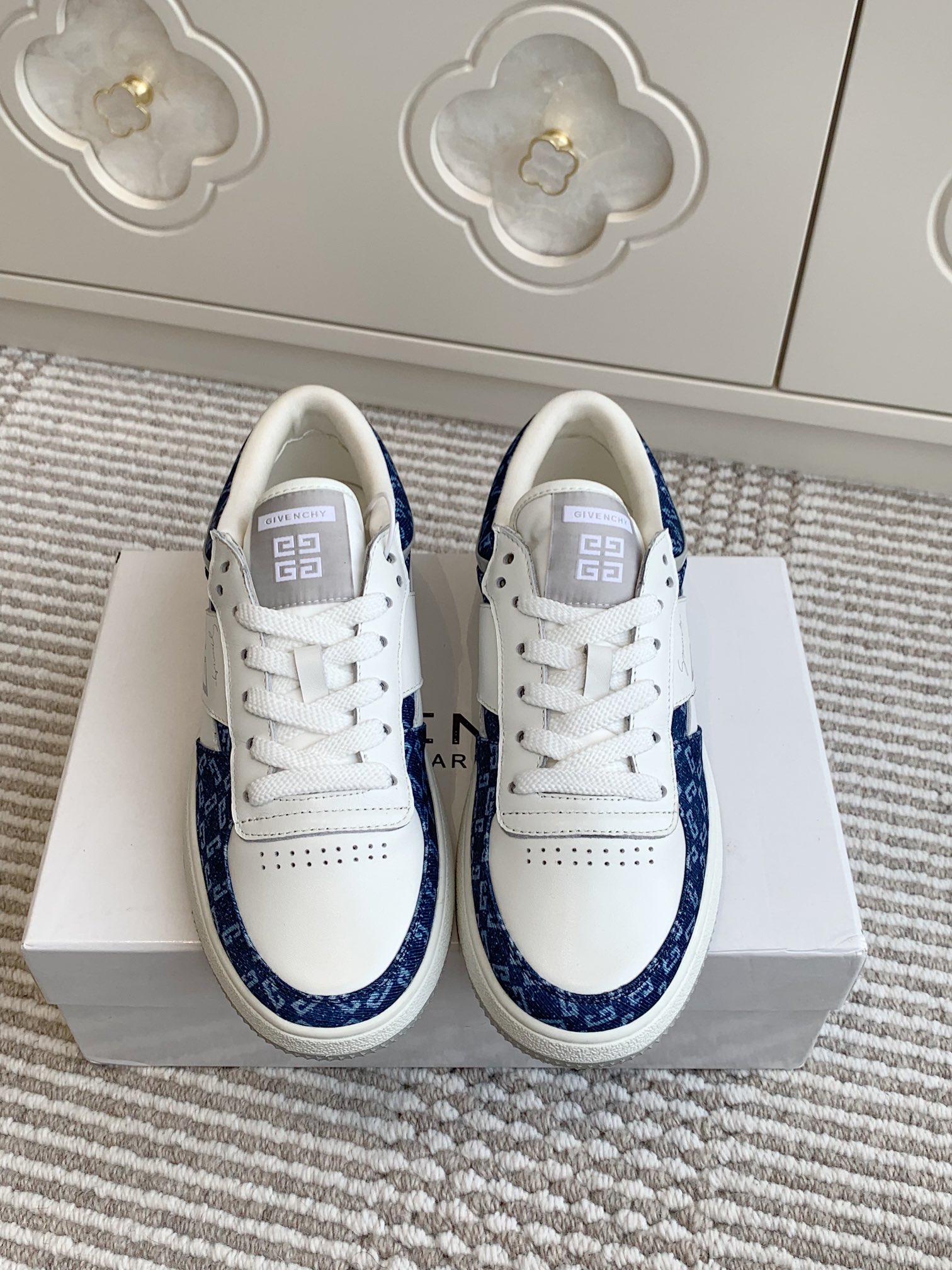 NO:222546,Batch denim, full leather Givenchy Givenchy couple GVC casual board shoes versatile sneakers Top quality Wear different styles, different tail colors make the white shoes no longer monotonous!  The simple style cannot hide the luxurious texture!  Suitable for all kinds of daily matching, upper cowhide denim leather lining original mold opening tpu outsole size 35-44 (men's 38/45 custom made without return or exchange), casual shoes/sports shoes, given, given, given, sneakers, cowhide19860909批牛仔 全皮 Givenchy 纪梵希情侣GVC休闲板鞋百搭运动鞋 顶级品质 穿出不一样的风格,不一样的尾巴配色使小白鞋不再单调！简约风格难掩奢华质感！ 适合各种日常搭配 鞋面牛皮牛仔牛皮内里 原版开模tpu大底 size 35-44（男38/45定做不退换）,休闲鞋/运动鞋,givenchy,givenchy,sneakers,cowhide,Women's Shoes