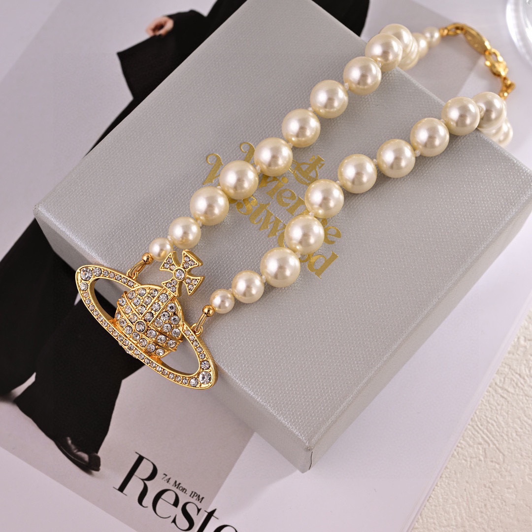 Queen Dowager Vivienne Saturn necklace 👌 Elegant, generous, and - Jewelry 5