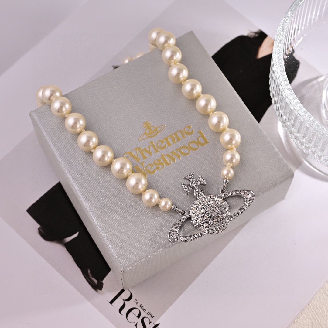 Queen Dowager Vivienne Saturn necklace 👌 Elegant, generous, and - Jewelry 6