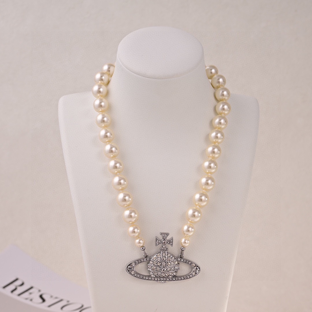 Queen Dowager Vivienne Saturn necklace 👌 Elegant, generous, and - Jewelry 7