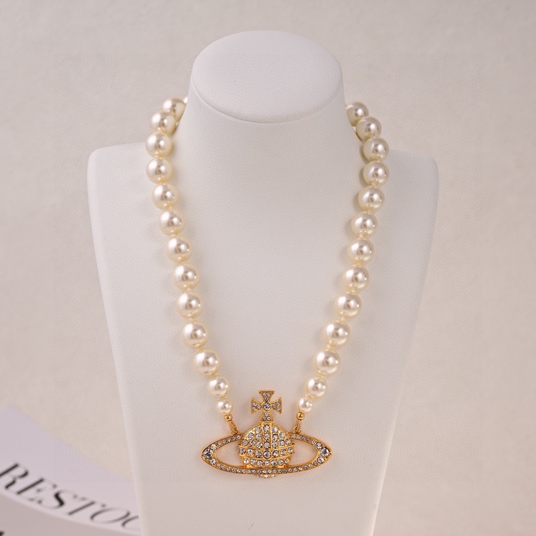 Queen Dowager Vivienne Saturn necklace 👌 Elegant, generous, and - Jewelry 8