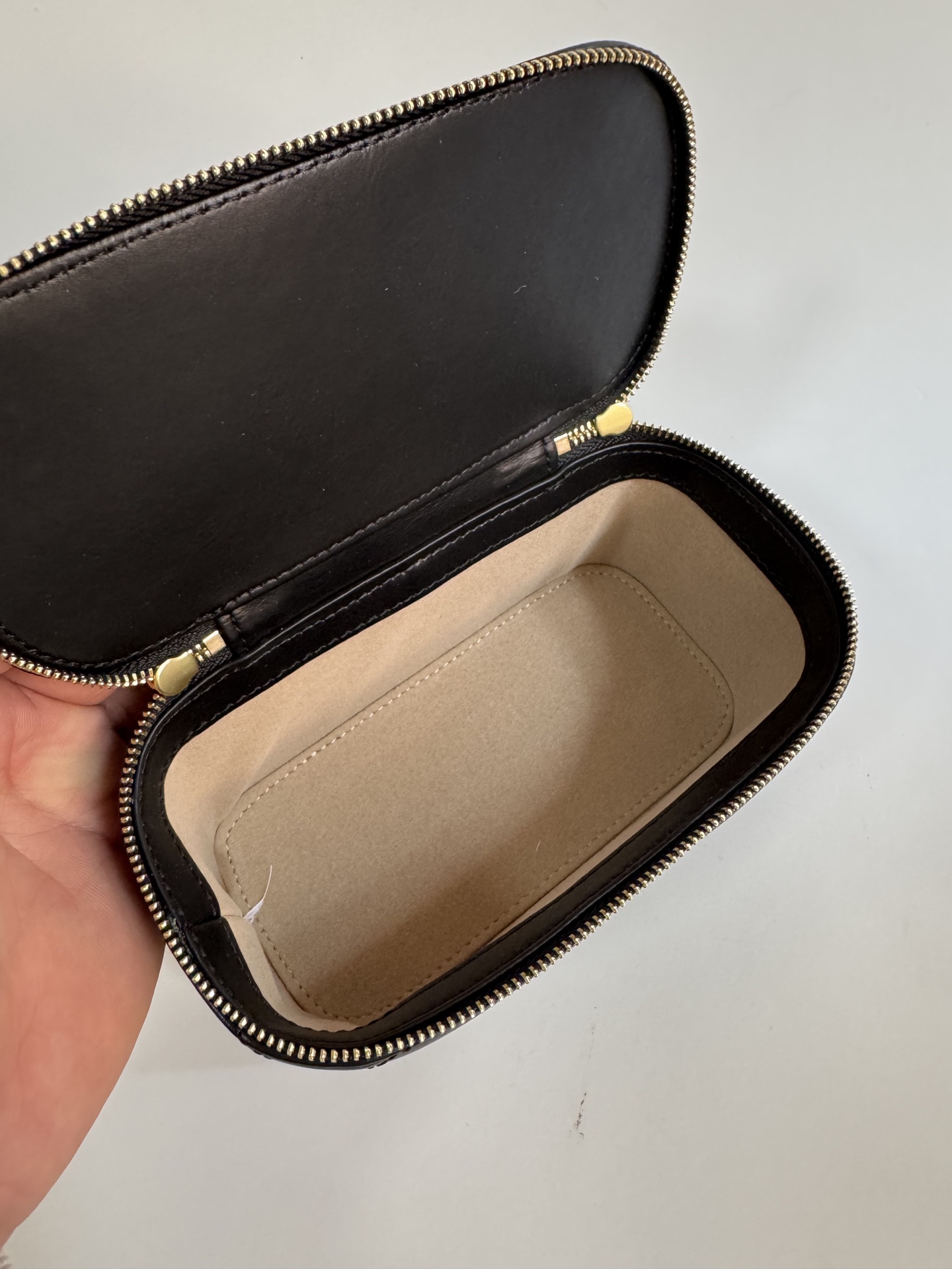Tory Burch TORY BURCH KiraVanity斜挎包，可装下随身物件。有两种背法:用管状提柄手提，或用可拆卸链条背带斜挎
