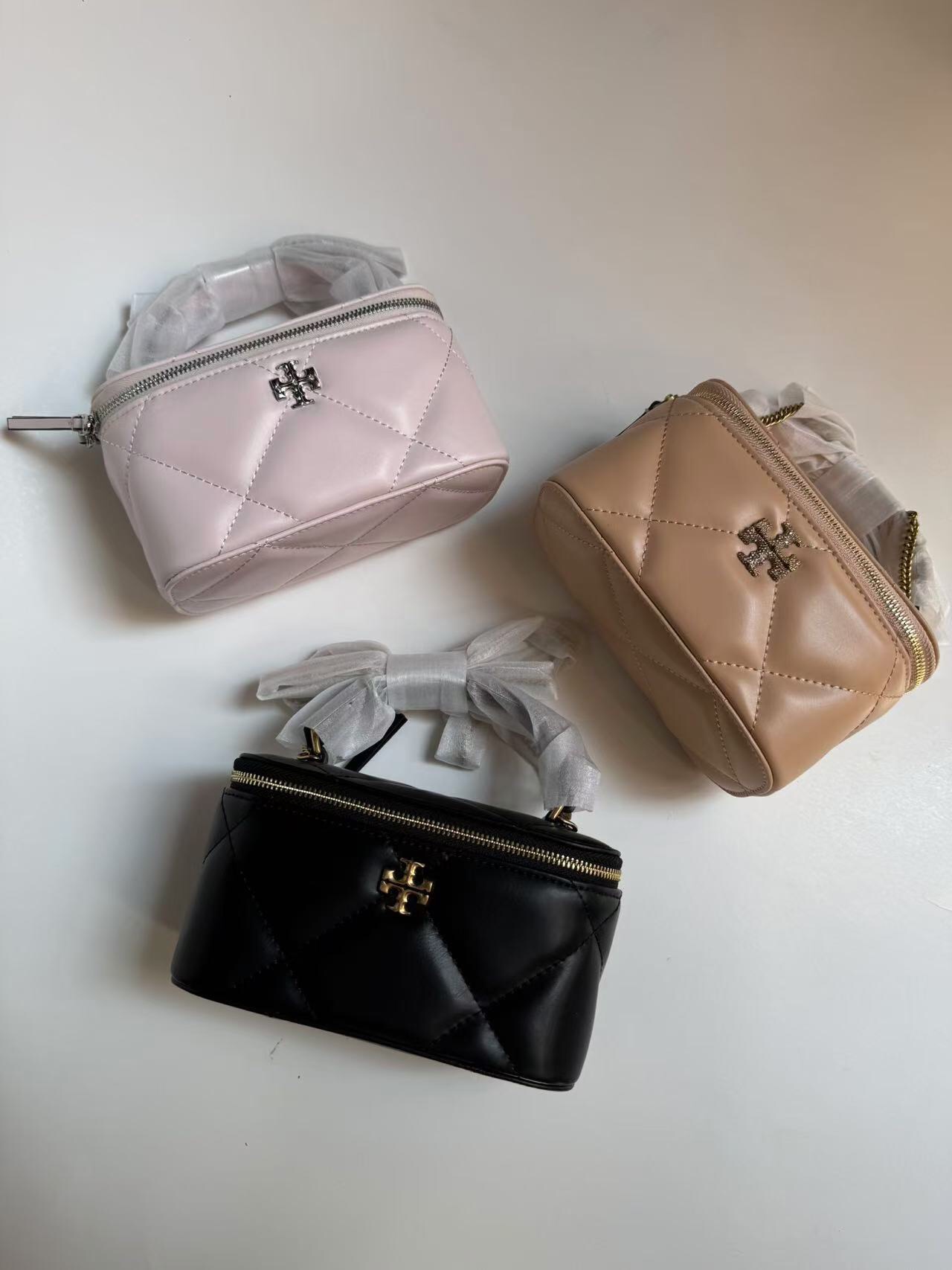 Tory Burch TORY BURCH KiraVanity斜挎包，可装下随身物件。有两种背法:用管状提柄手提，或用可拆卸链条背带斜挎