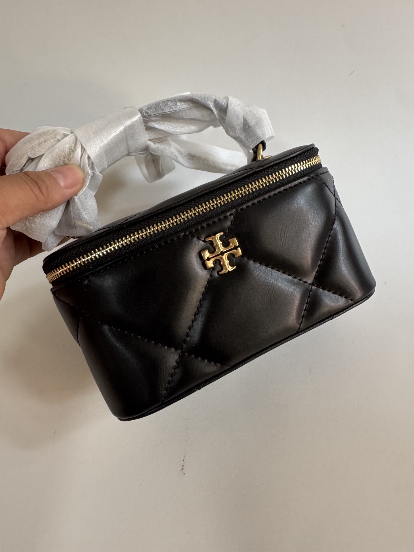 Tory Burch TORY BURCH KiraVanity斜挎包，可装下随身物件。有两种背法:用管状提柄手提，或用可拆卸链条背带斜挎
