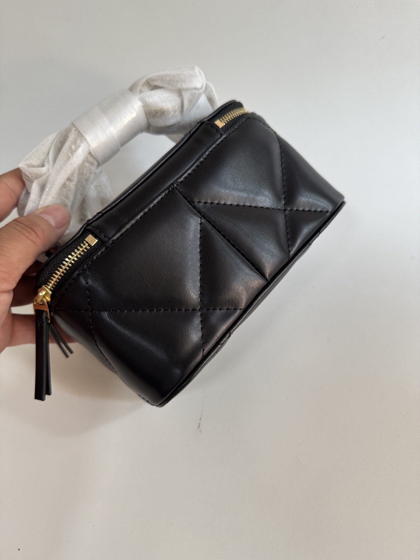 Tory Burch TORY BURCH KiraVanity斜挎包，可装下随身物件。有两种背法:用管状提柄手提，或用可拆卸链条背带斜挎