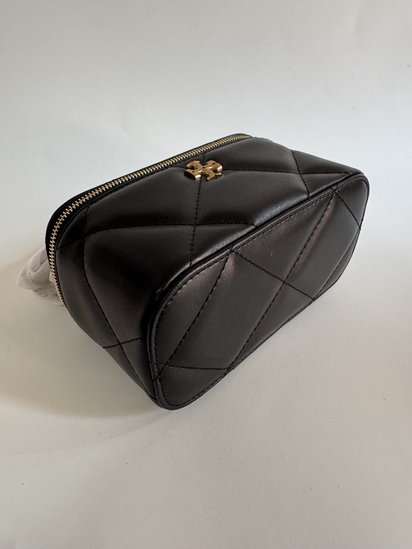 Tory Burch TORY BURCH KiraVanity斜挎包，可装下随身物件。有两种背法:用管状提柄手提，或用可拆卸链条背带斜挎