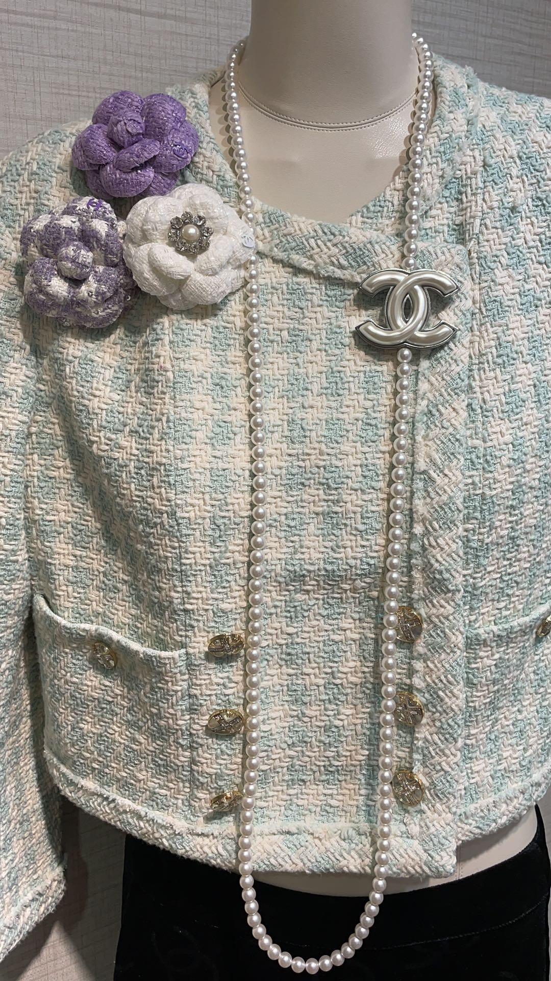 NO:631148,88300, Today’s new product is super large logo 25C new pearlescent white double C pearl necklace sweater chain. Extra large pearlescent white double C is paired with classic pearl chain. Very refreshing and simple design without too much embellishment. The large logo is full of aura when worn on the upper body. Must-have for white and beautiful women. Consistent brass material. Customized pearls. Earn money after buying. Long necklace with packaging box, sweaters, necklace, Cartier high-end jewelry1986090988300, 今日新品超大logo 25C新款珠光白色双C珍珠项链毛衣链 超大珠光白双C搭配经典珍珠链条 非常清爽简单的设计 没有过多的缀饰 大logo佩戴上身气场十足 白富美必备 z一致黄铜材质 定制珍珠 买到赚到 长款项链带包装盒,,sweaters,necklace,卡迪亚高端饰品,Jewelry