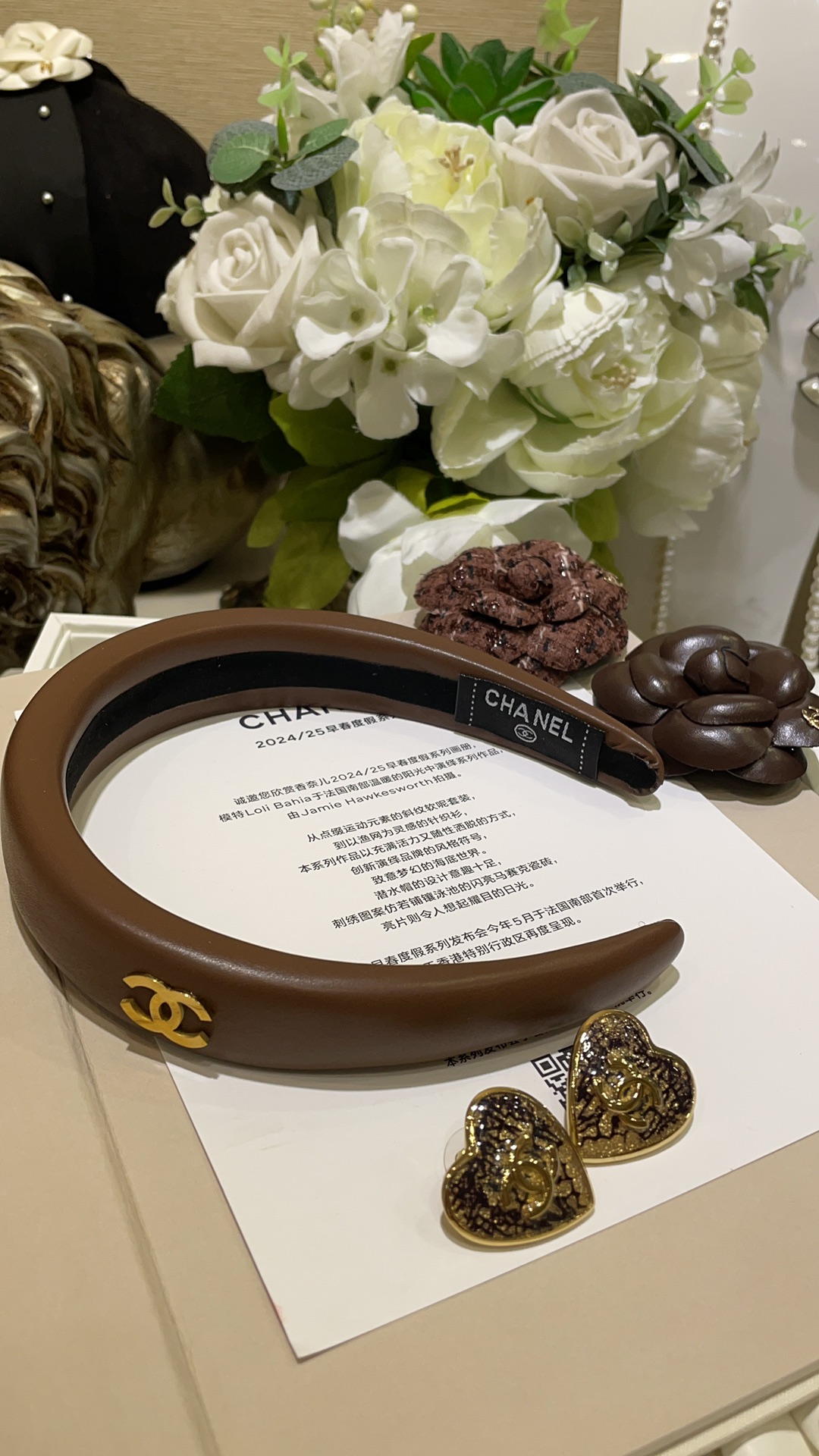 NO:634021,88160, Today's new product is coffee color. New golden double C coffee color leather headband. Coffee color leather surface. Simple, high-end and very fashionable. Versatile and high-end for daily use. Not picky at all. A small item that enhances your temperament. Sisters who know the goods will come in seconds. Cardia high-end jewelry1986090988160,今日新品咖啡色 新款金色双C咖啡色皮面发箍 咖啡色皮面 简约高级又很时髦 日常百搭高级完全不挑人 提升气质小单品 懂货姐妹来秒,,卡迪亚高端饰品,Jewelry