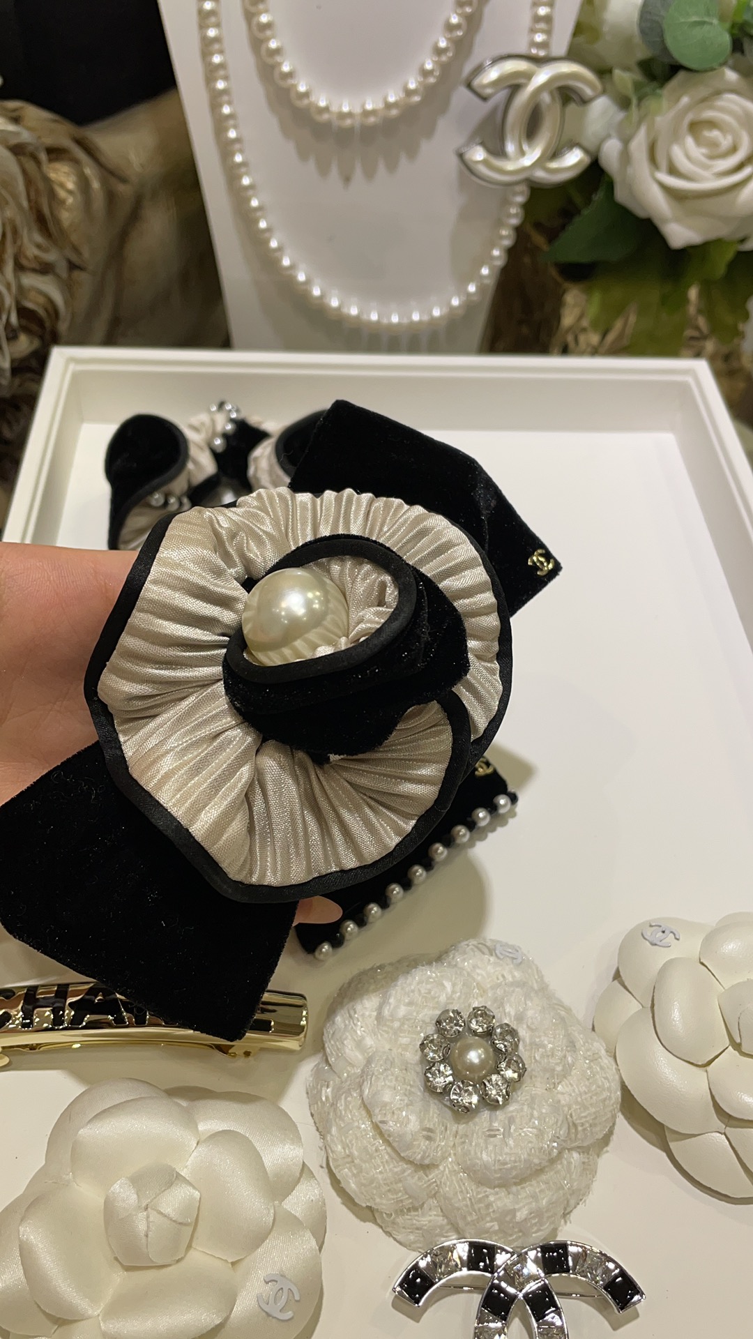 NO:631106,88180. Today’s new product hairpin, the new double-C large pearl flower black velvet bow hairpin spring clip, pleated flowers, embellished with a large pearl in the middle, paired with a black velvet bow, very retro and rich style, a small item that enhances your temperament. Sisters who know the stuff will come in seconds, hairpins, Cardia high-end jewelry1986090988180.今日新品发夹 新款双C大珍珠花朵黑丝绒蝴蝶结发夹弹簧夹 褶皱工艺花朵 中间点缀一颗大珍珠 搭配黑丝绒蝴蝶结 很复古千金风 提升气质小单品 懂货姐妹来秒,,hairpins,卡迪亚高端饰品,Jewelry