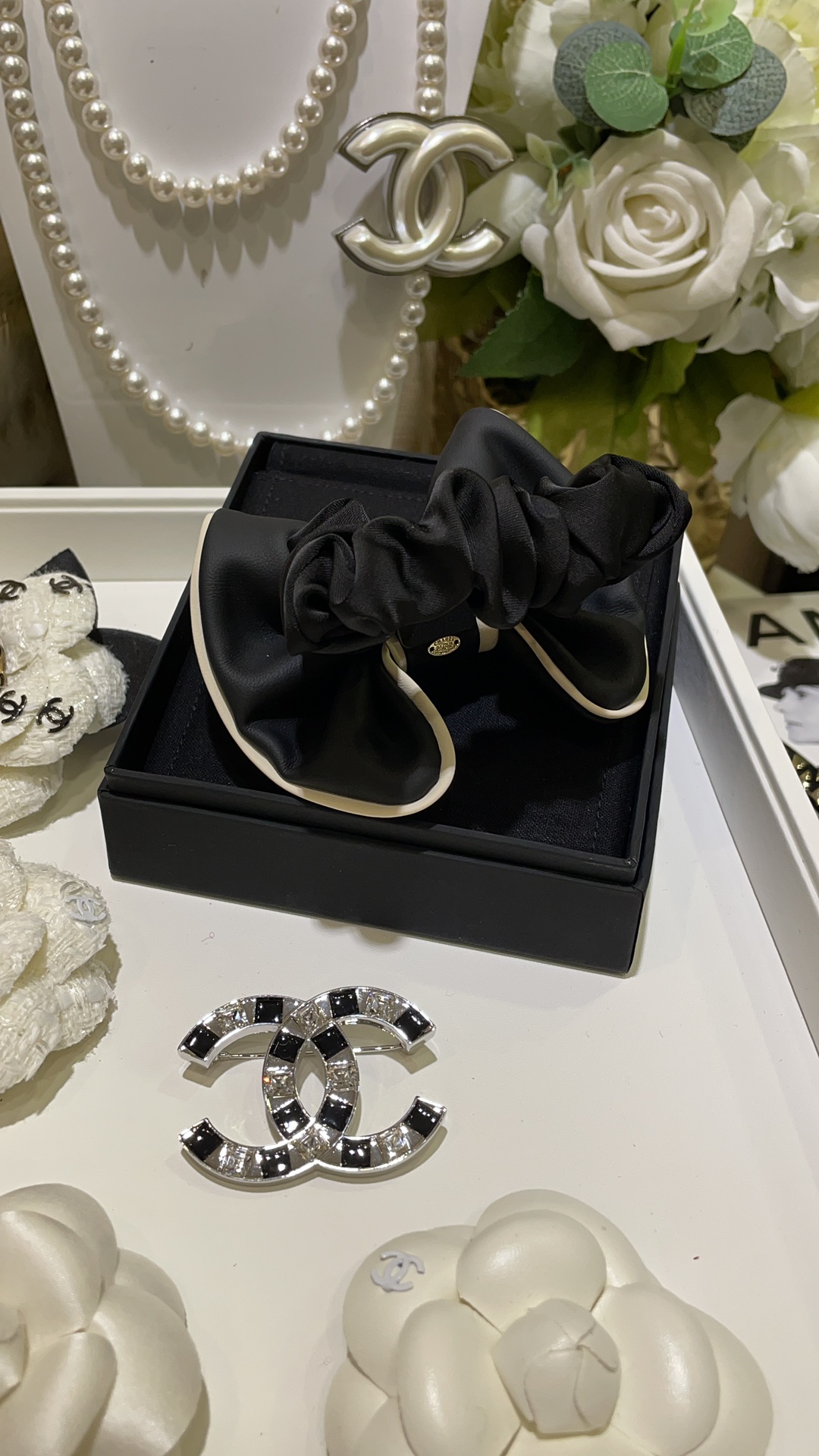 NO:631104,88180. Today’s new products, hair ties, new double C black and white color leather bow hair ties, classic bow, leather design, delicate and comfortable, with golden double C small logo, fashionable and age-reducing, practical and versatile for daily use, not picky, close your eyes and you will not regret it, Cardia high-end jewelry1986090988180.今日新品 发圈 新款双C黑白配色皮面蝴蝶结发圈 经典蝴蝶结 皮面设计手感细腻舒适 搭配金色双C小logo 时髦又减龄 日常实用百搭不挑人 闭眼入不后悔,,卡迪亚高端饰品,Jewelry