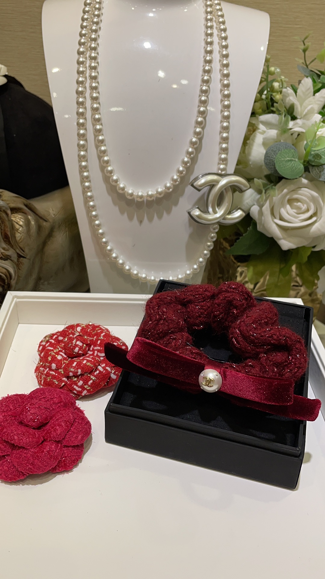 NO:631102,88160. The New Year's atmosphere arrived today. The new double C pearl red velvet bow wool knitted hair tie. A hair tie with a very New Year atmosphere. Festive and white. The pearl bow shape is super versatile and exquisite for daily use. It is a small item that enhances your temperament. Sisters who know the difference come here in seconds, Cardia high-end jewelry1986090988160.今日到货新年氛围感 新款双C珍珠红丝绒蝴蝶结毛线针织发圈 非常有新年氛围感的发圈 喜庆又显白 珍珠蝴蝶结造型日常超级百搭精致 提升气质小单品 懂货姐妹来秒,,卡迪亚高端饰品,Jewelry