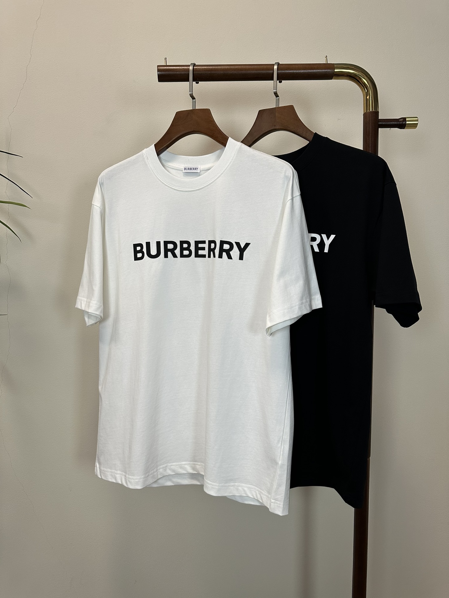 NO:423431,(Support after-sales service after-sales service after-sales service) BBR Burberry 2025 new round neck short-sleeved T-shirt high-end version!  Customized fabrics for counters are breathable and comfortable, with impeccable details, and the brand element design concept reflects high quality. The feel is delicate and soft!  It is casually cut, with a great upper body style!  S-XL, burberry, T-shirt,tees, t-shirt,alexander wang19860909（支持年后售后） BBR 巴宝莉2025新款 圆领 短袖 T恤 高端版本！专柜定制面料 透气舒适度高,细节无可挑剔,品牌元素设计理念,体现高品质.手感细腻柔软！呈现休闲裁剪,上身版型超赞！ 码数S- XL,,burberry,T-shirt,tees，t-shirt,alexander wang,Men's clothing