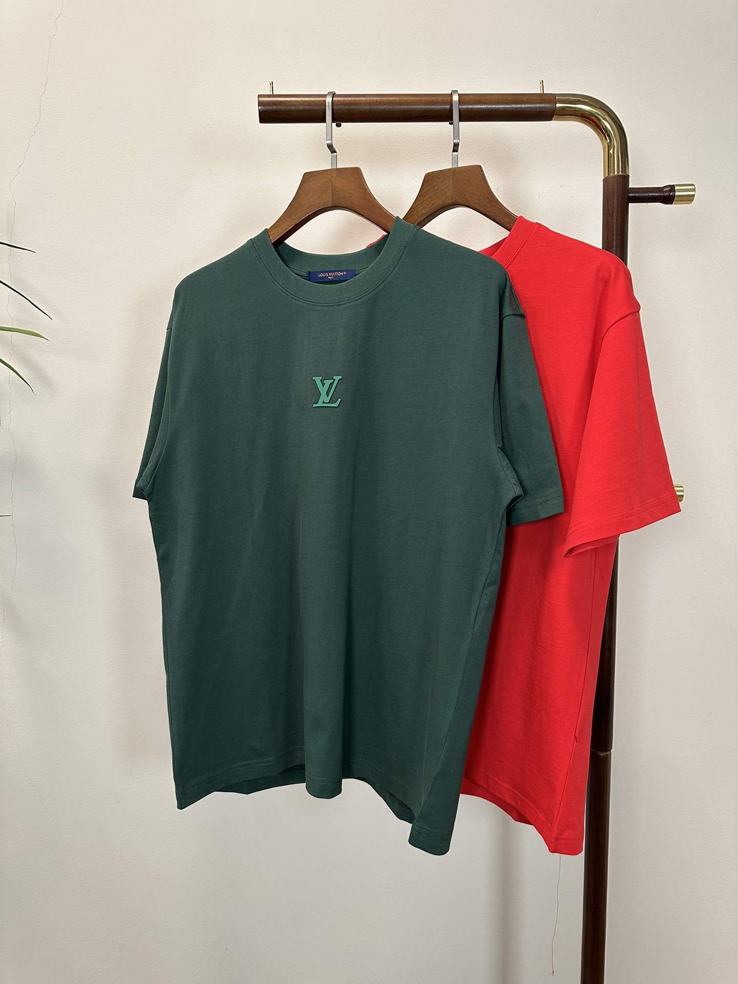 NO:423425,(Support after-sales service after-sales service) LV Louis 2025 new round neck short-sleeved T-shirt high-end version!  Customized fabrics for counters are breathable and comfortable, with impeccable details, and the brand element design concept reflects high quality. The feel is delicate and soft!  It is casually cut, with a great upper body style!  S-XL, louis vuitton,louis vuitton,t-shirt,tees,t-shirt,alexander wang19860909（支持年后售后） LV 路易2025新款 圆领 短袖 T恤 高端版本！专柜定制面料 透气舒适度高,细节无可挑剔,品牌元素设计理念,体现高品质.手感细腻柔软！呈现休闲裁剪,上身版型超赞！ 码数S- XL,,louis vuitton,louis vuitton,T-shirt,tees，t-shirt,alexander wang,Men's clothing